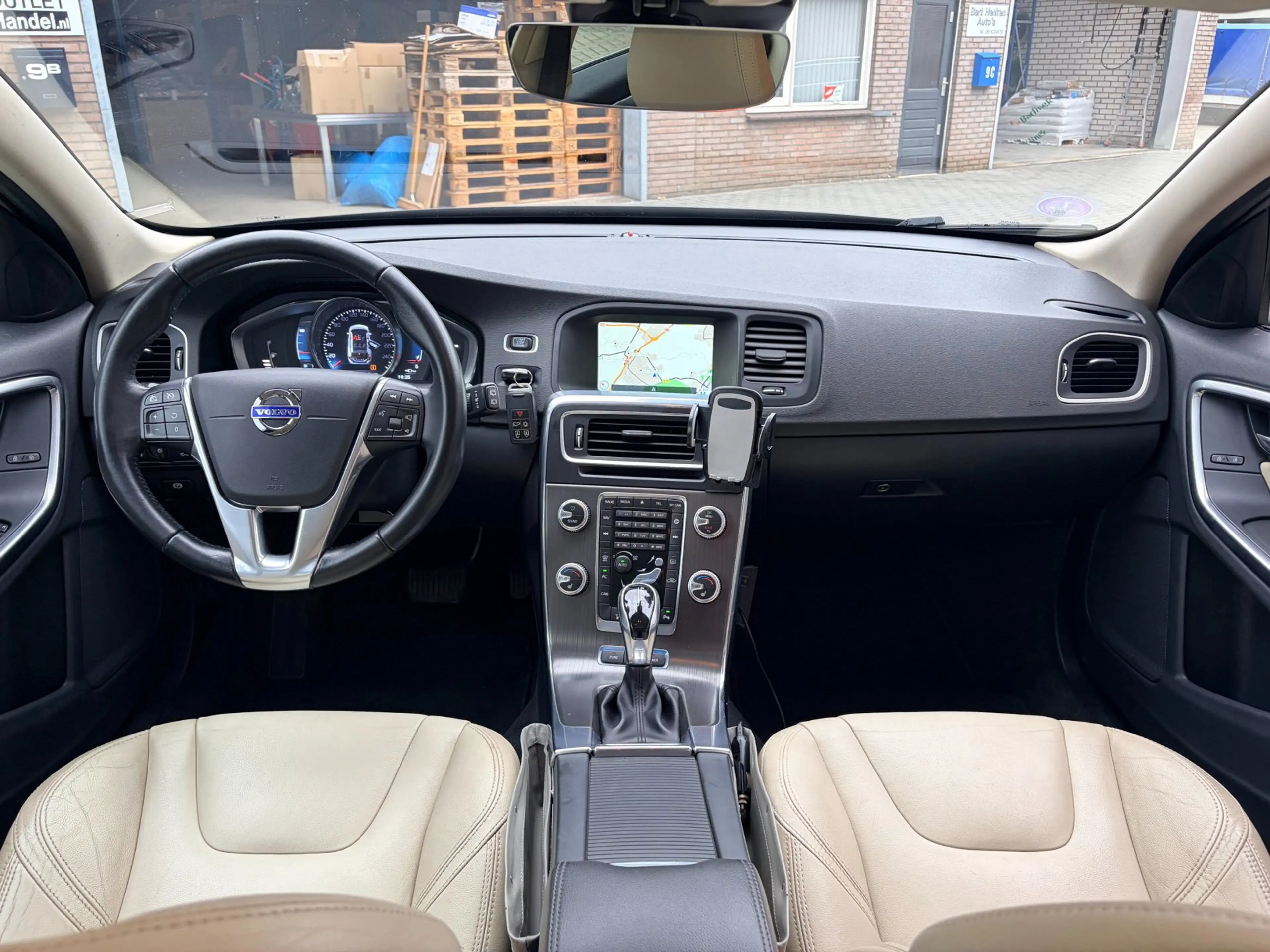Volvo V60 2.4 D5 Twin Engine Special Edition — photo 8