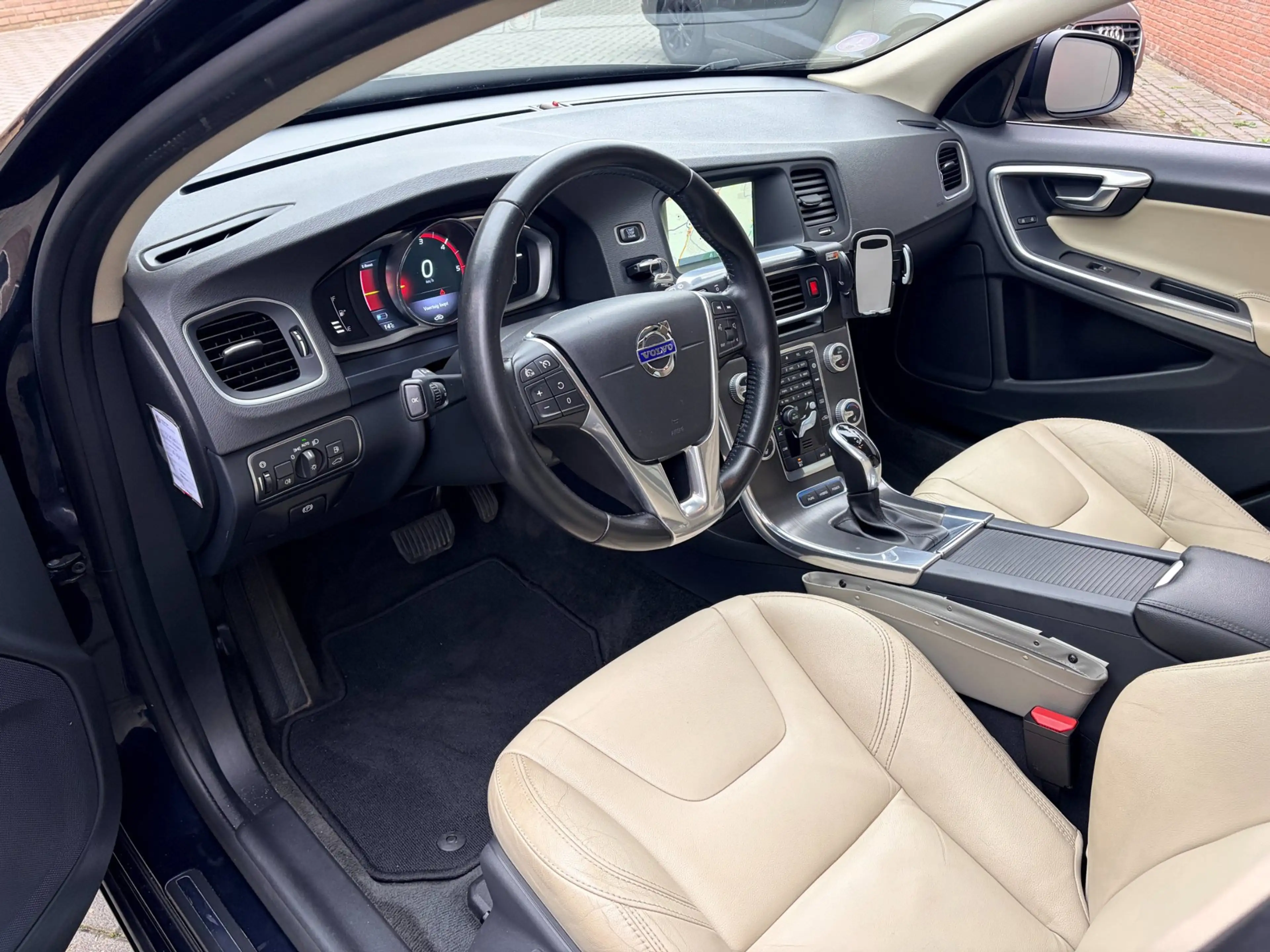 Volvo V60 2.4 D5 Twin Engine Special Edition — photo 10