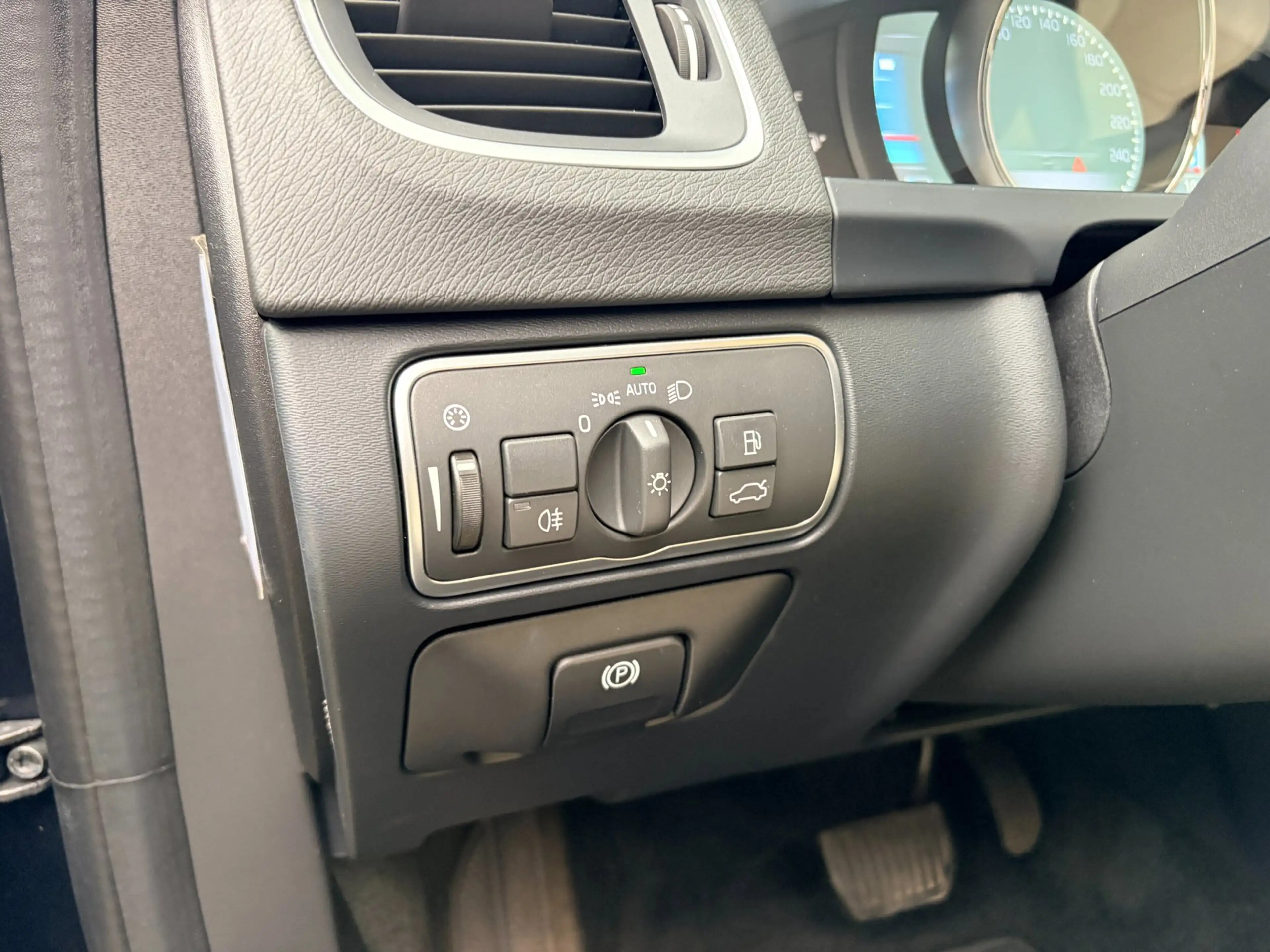 Volvo V60 2.4 D5 Twin Engine Special Edition — photo 15