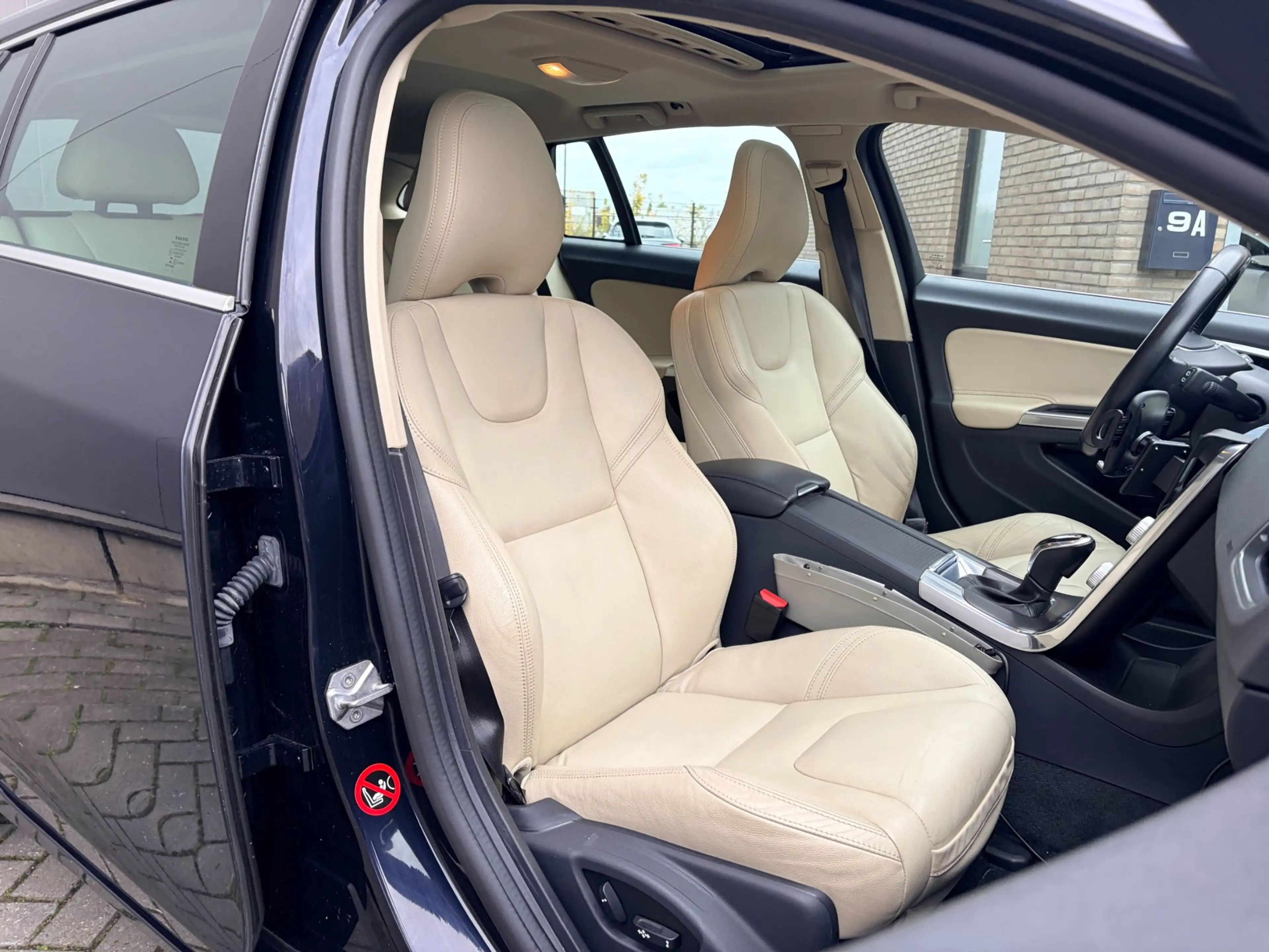 Volvo V60 2.4 D5 Twin Engine Special Edition — photo 5