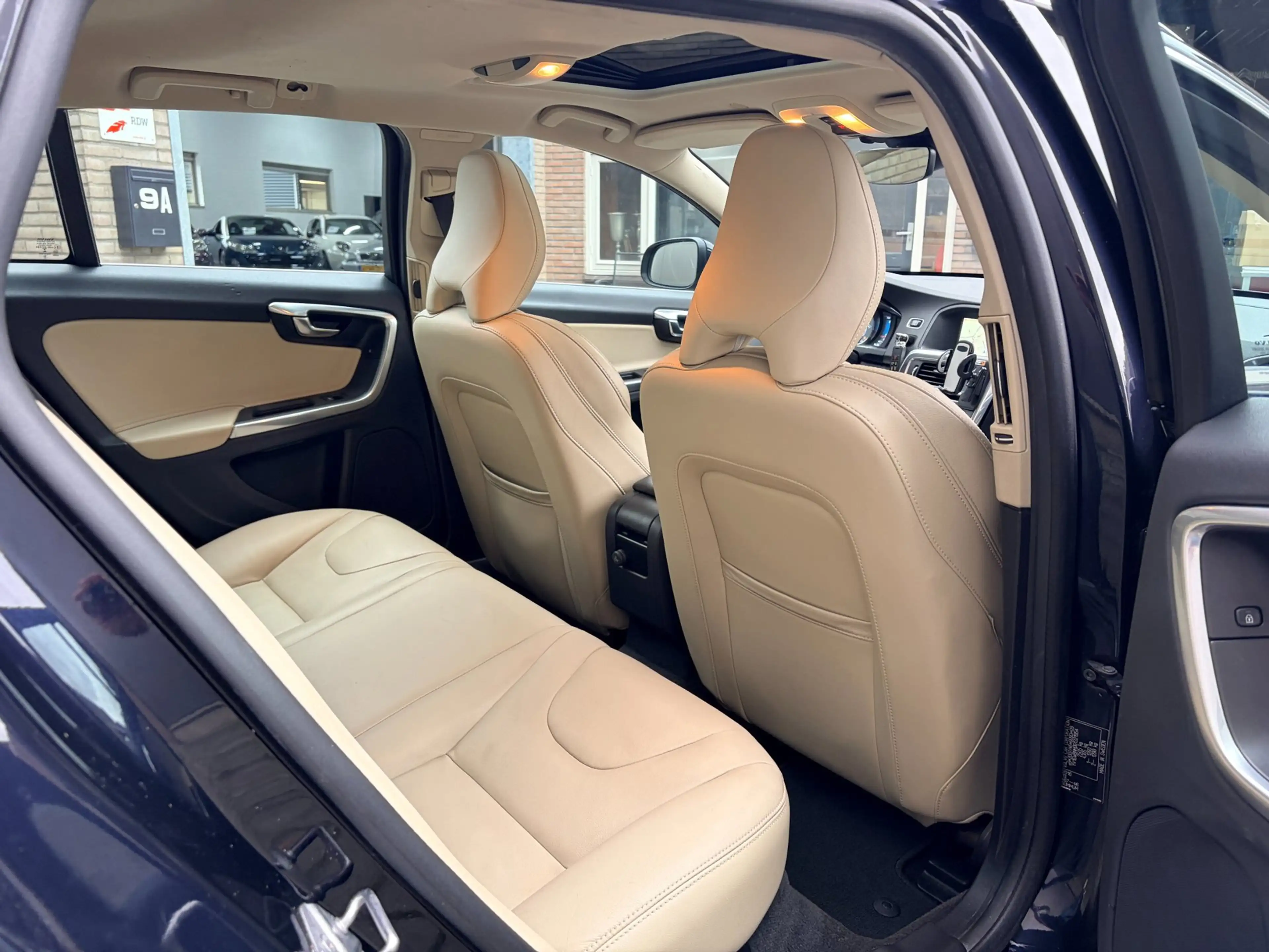 Volvo V60 2.4 D5 Twin Engine Special Edition — photo 7