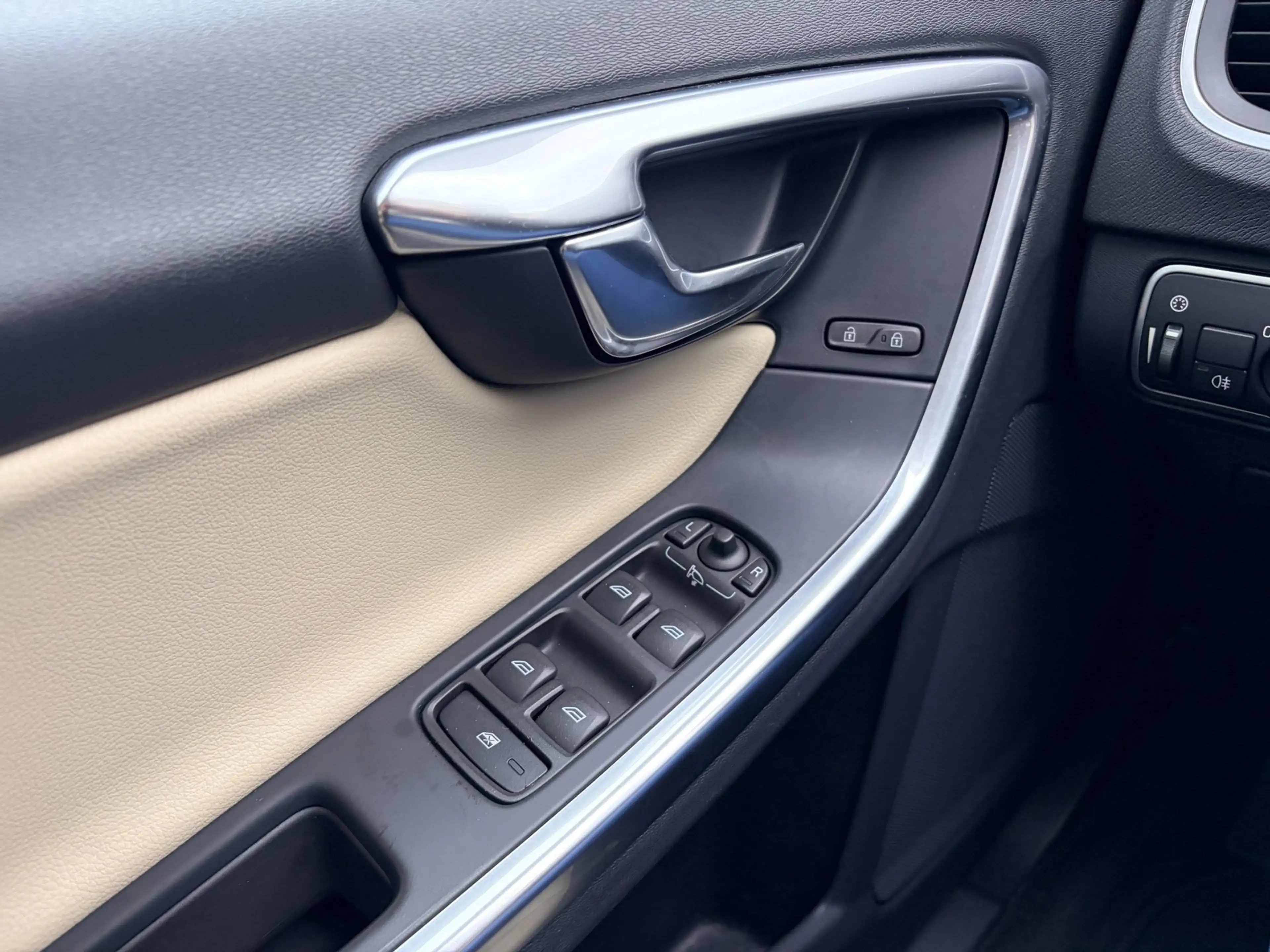 Volvo V60 2.4 D5 Twin Engine Special Edition — photo 14