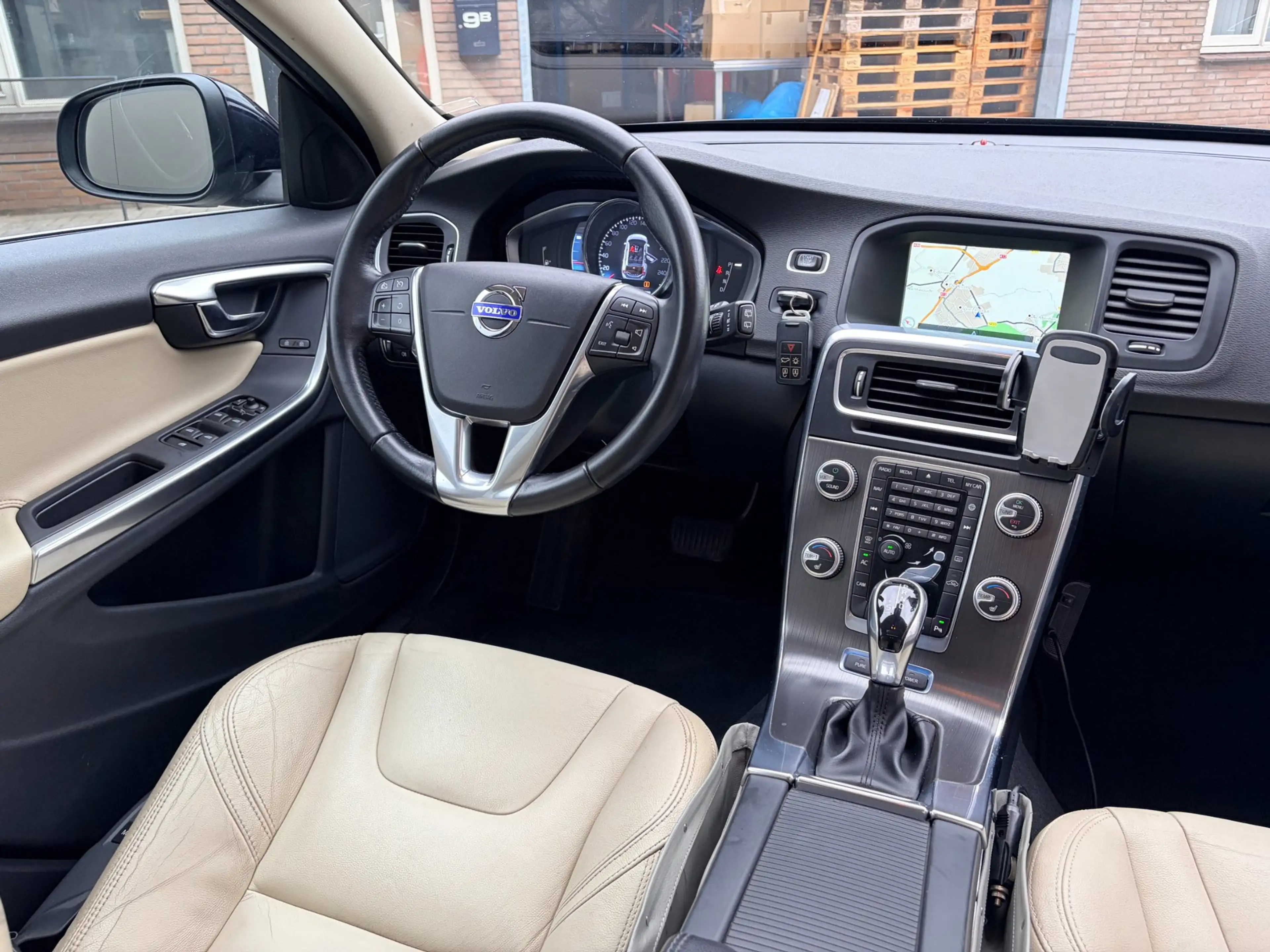 Volvo V60 2.4 D5 Twin Engine Special Edition — photo 9