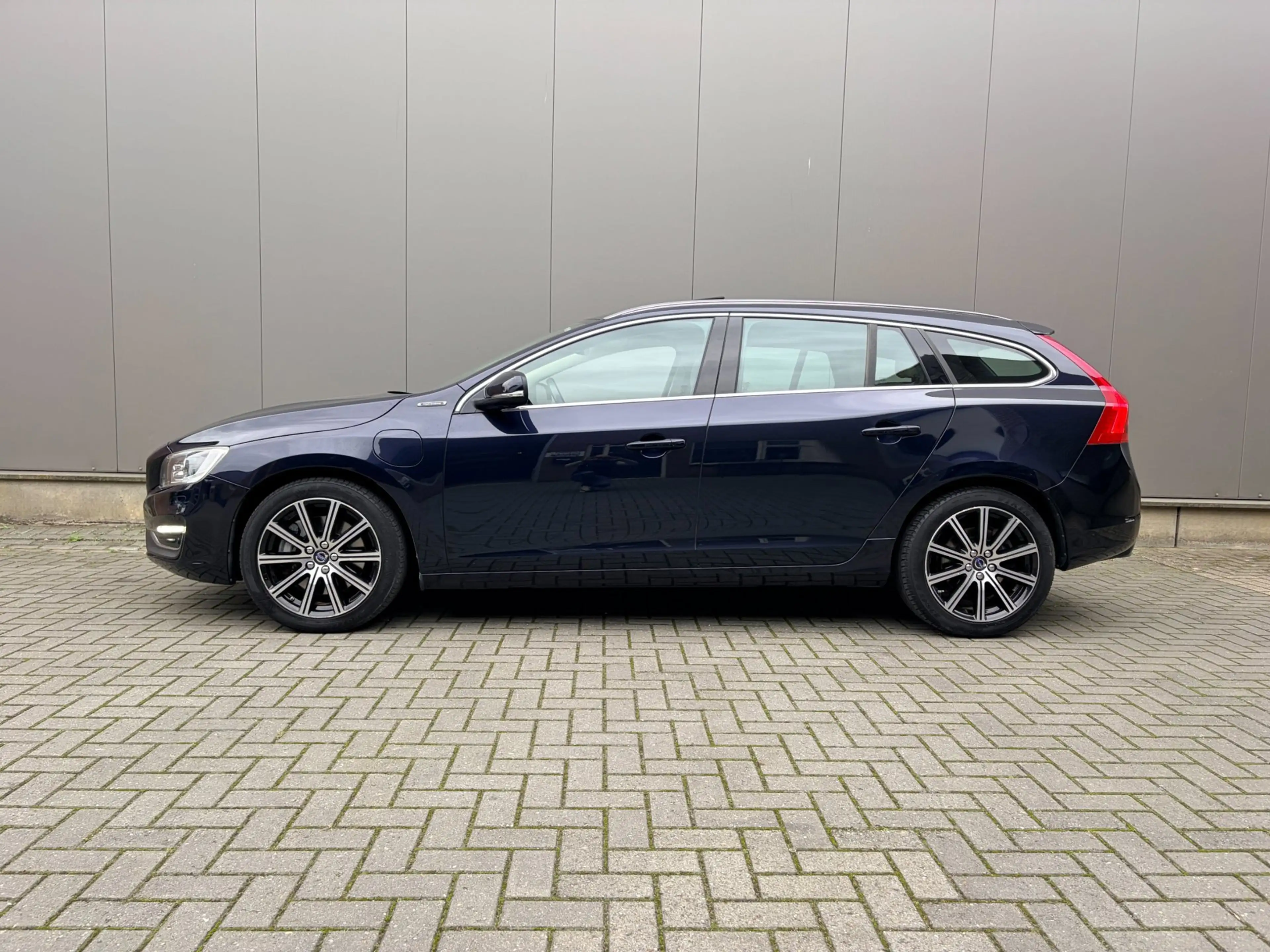 Volvo V60 2.4 D5 Twin Engine Special Edition — photo 2