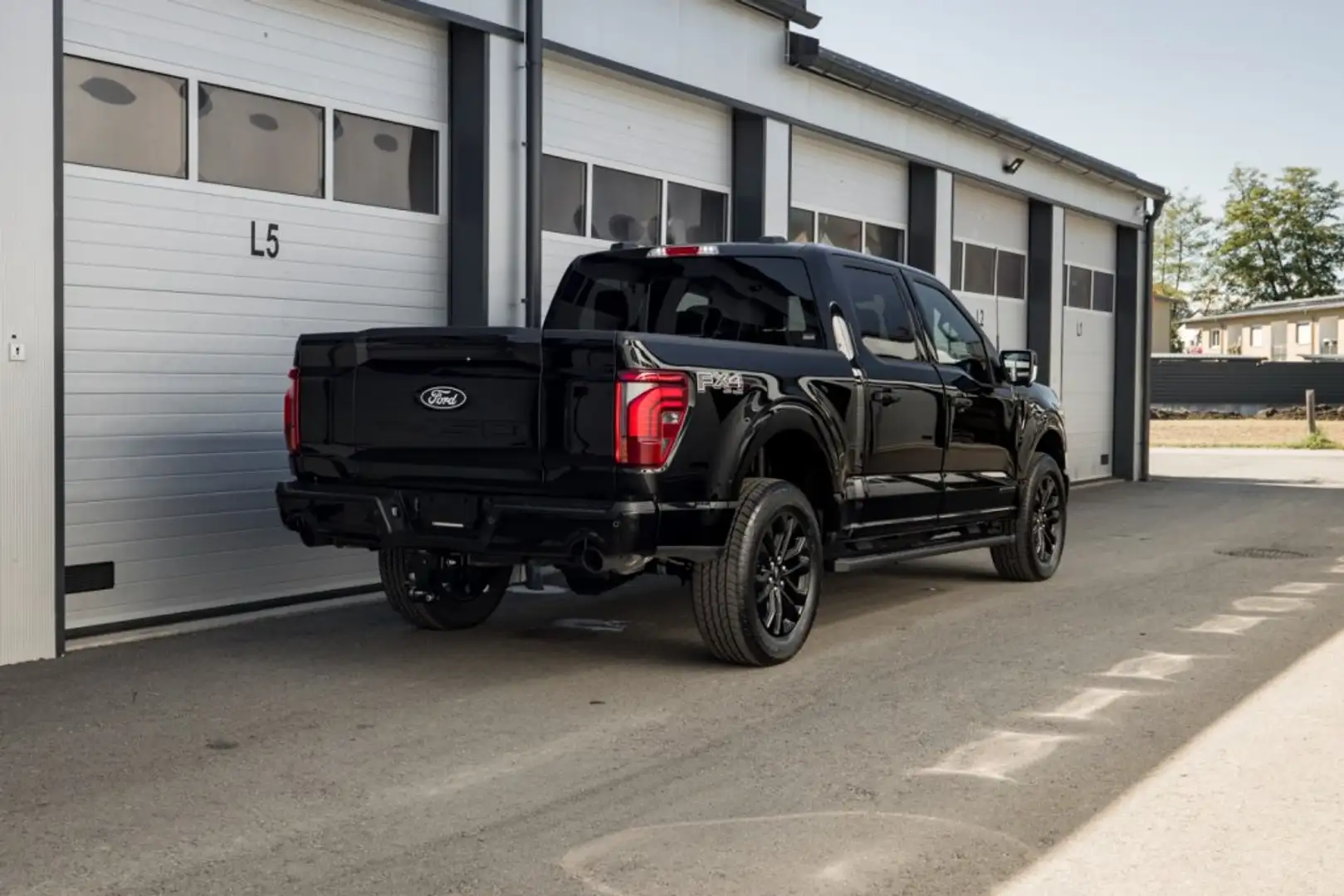 Ford F 150 F-150 Lariat FHEV SuperCrew 5,5'-Bed 4x4 Schwarz - 2