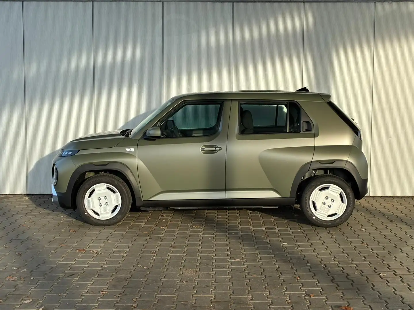 Hyundai Inster E-Motion 49kWh / ACC Rückfahrkamera Navi Klimaa... Grün - 2