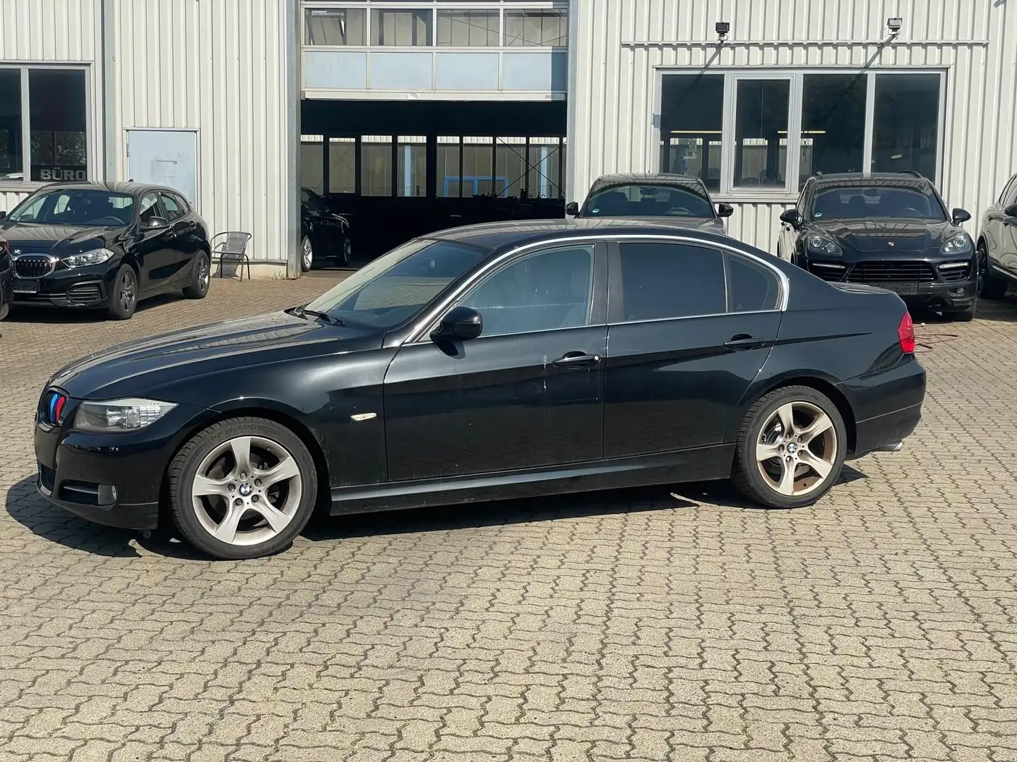 BMW 320 i Schwarz - 2