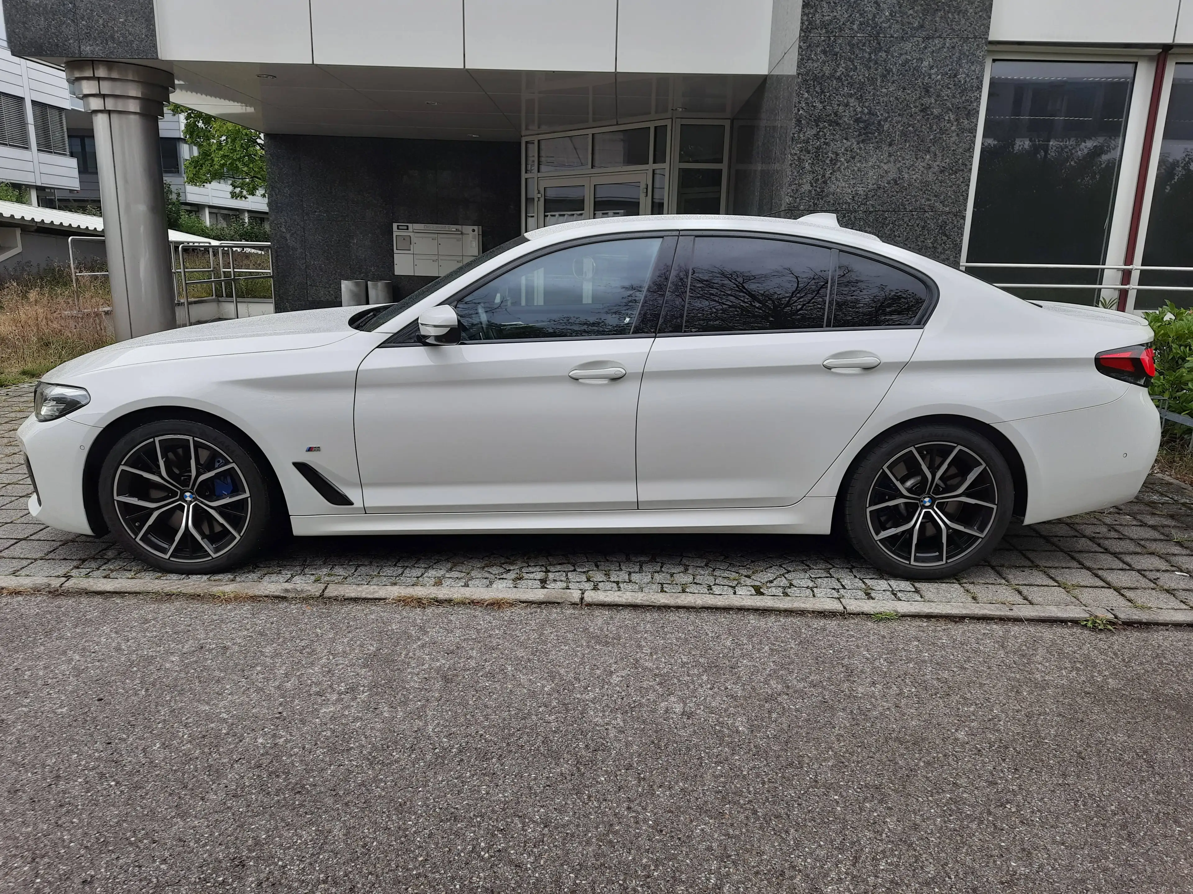 BMW 540 540d xD Limo/3xM-Sport/LED/360°/LiveC/AhK/StdH — photo 9