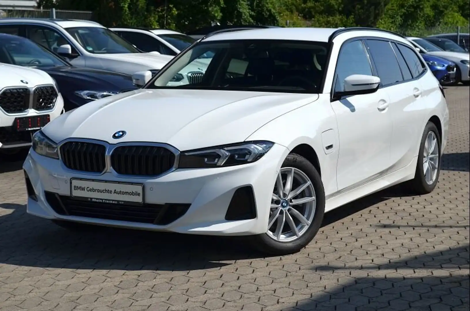 BMW 330 e LiveCptPlus.LED.Sportsitze.Kamera.Dr.Assist Weiß - 2