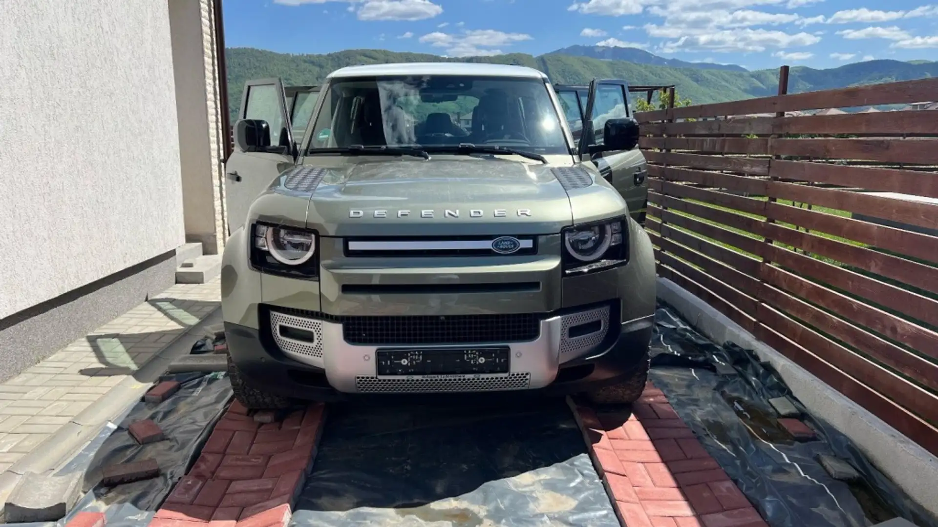 Land Rover Defender 110 2.0D SD4 S AWD Aut. 240 Groen - 1