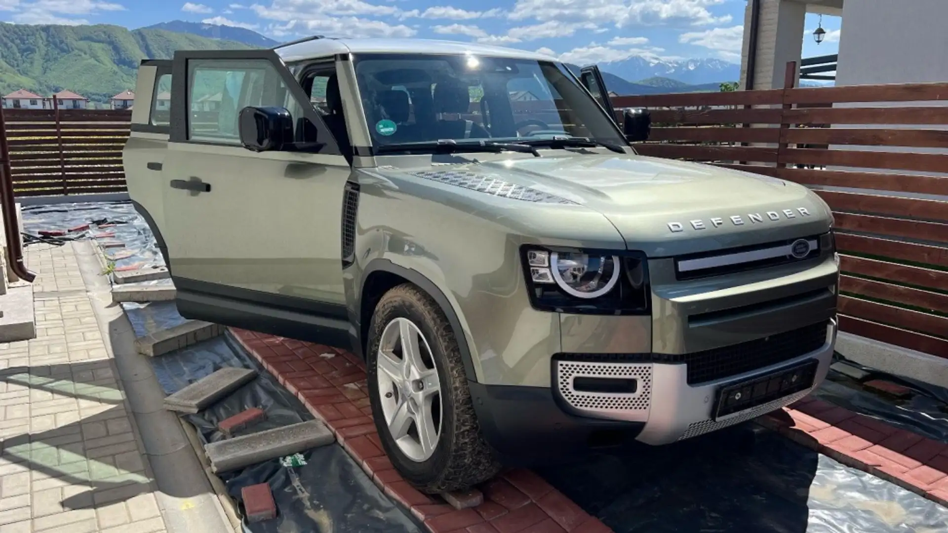 Land Rover Defender 110 2.0D SD4 S AWD Aut. 240 Groen - 2