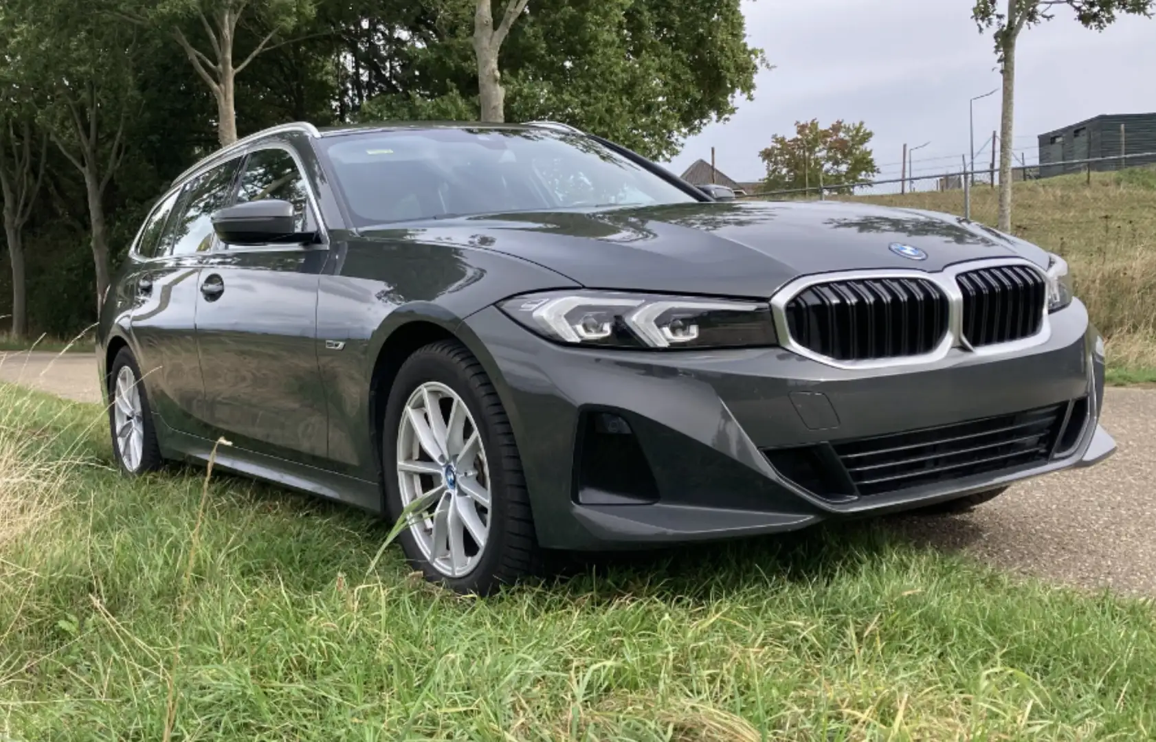 BMW 330 330 e X drive touring Grijs - 1