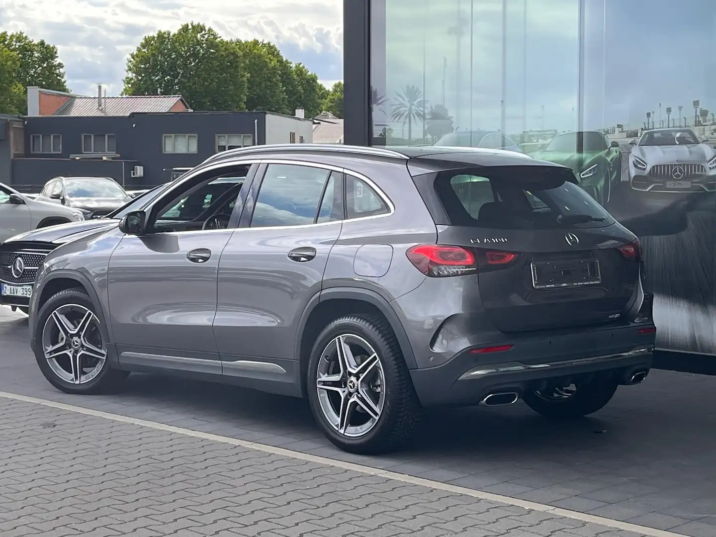 Mercedes-Benz GLA 180 AMG Line Grijs - 2