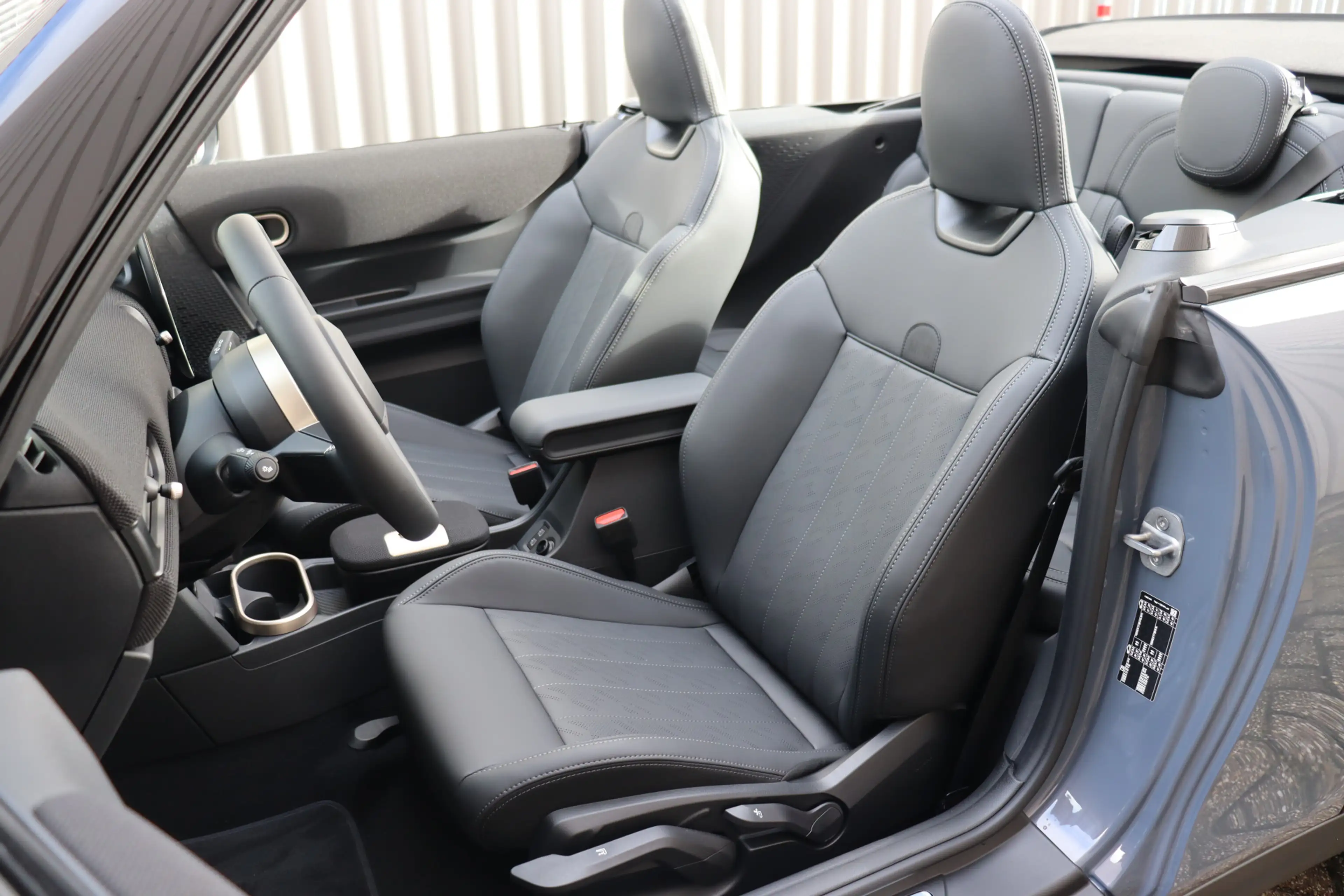 MINI Cooper C Cabrio Automaat / Favoured / Pakket L / 18" Night Flash S — photo 4