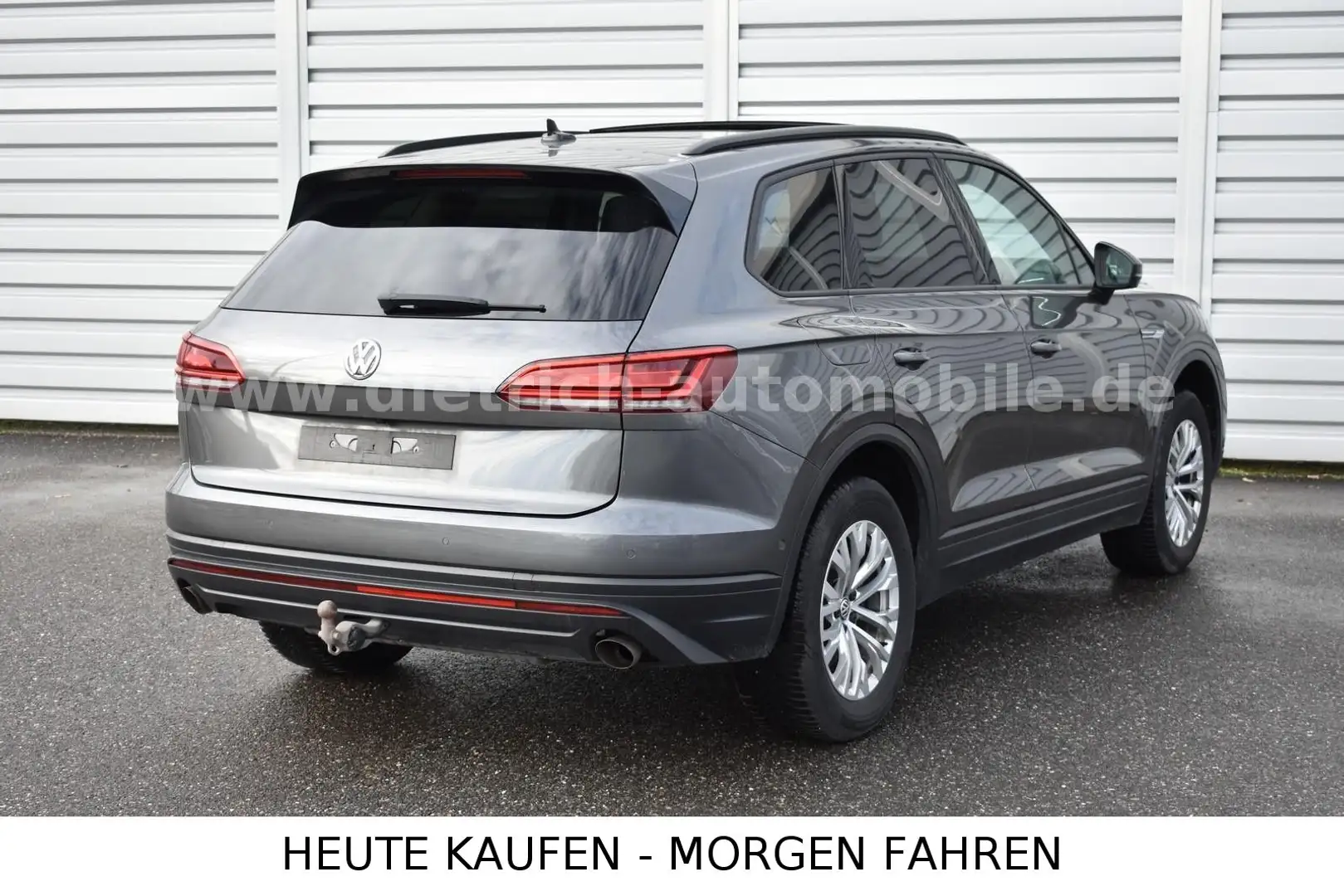 Volkswagen Touareg 3,0 TDi 4M PANO AHK STANDHEIZUNG KAMERA SHZ Grau - 2