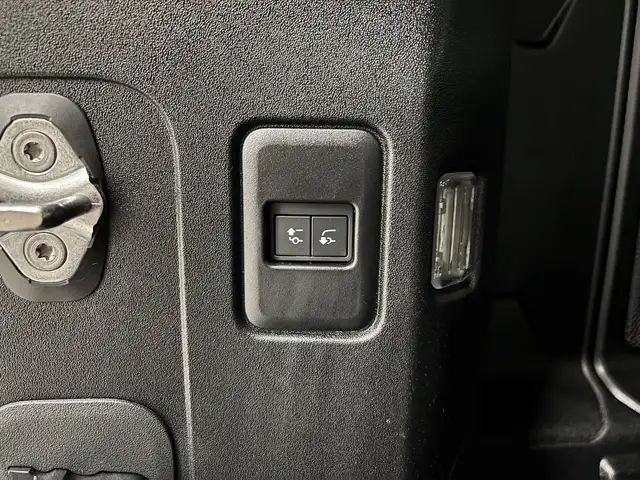 Land Rover Defender view 11