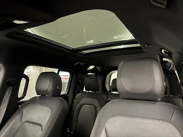 Land Rover Defender view 15