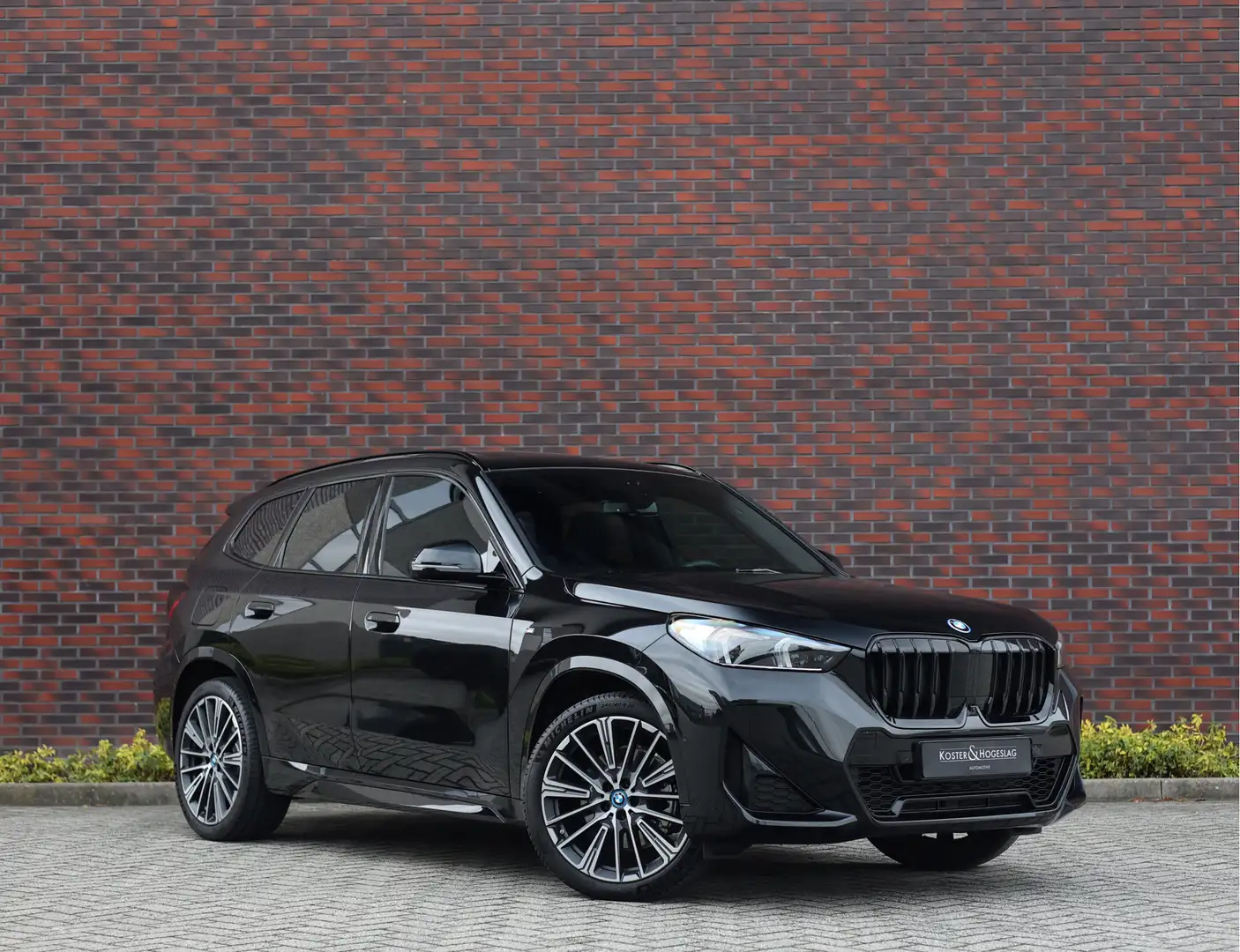 BMW X1 30e xDrive | Pano - HUD - Trekhaak Zwart - 1
