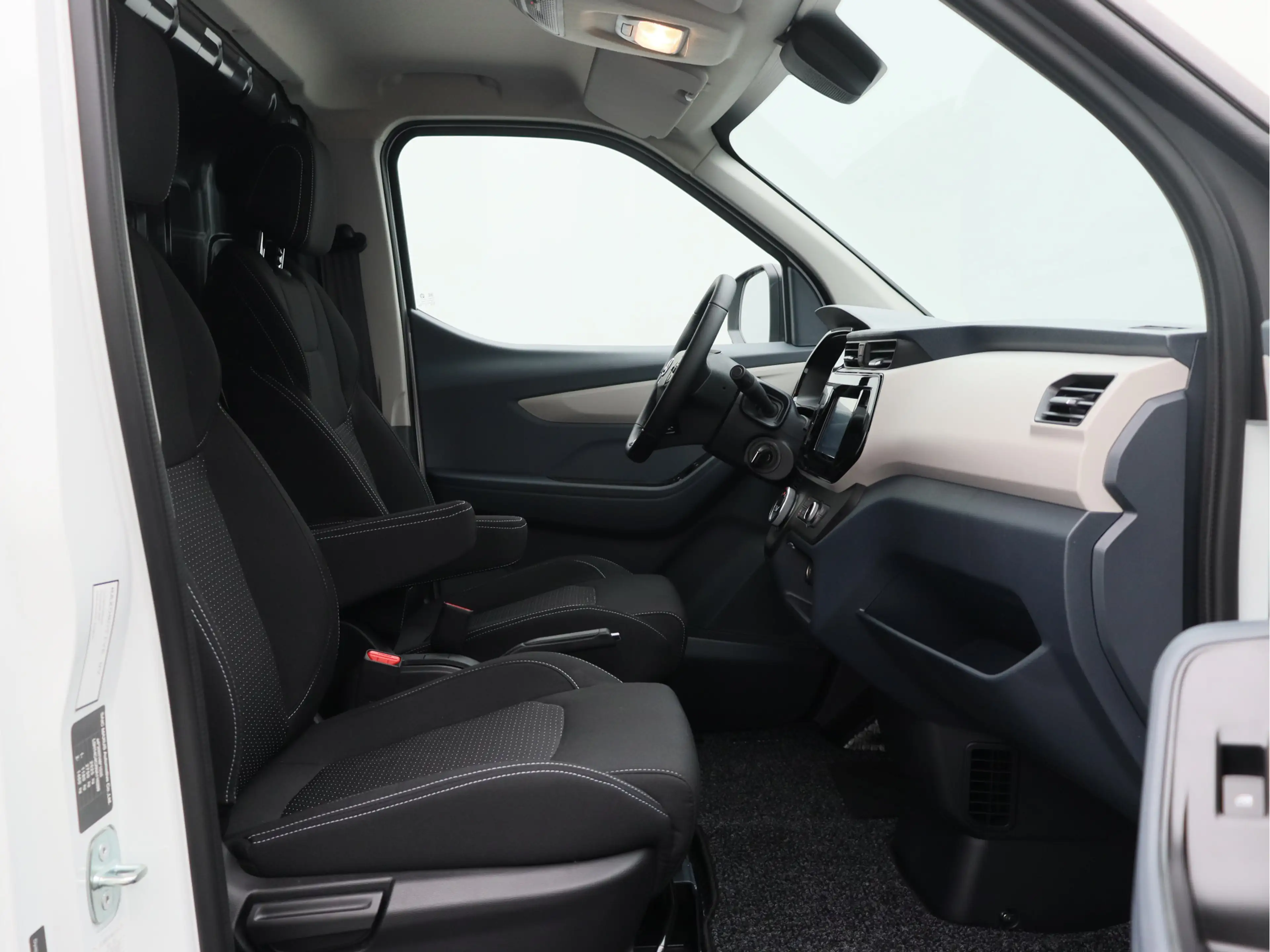 Maxus eDeliver 3 L1 50 kWh DEAL — photo 12