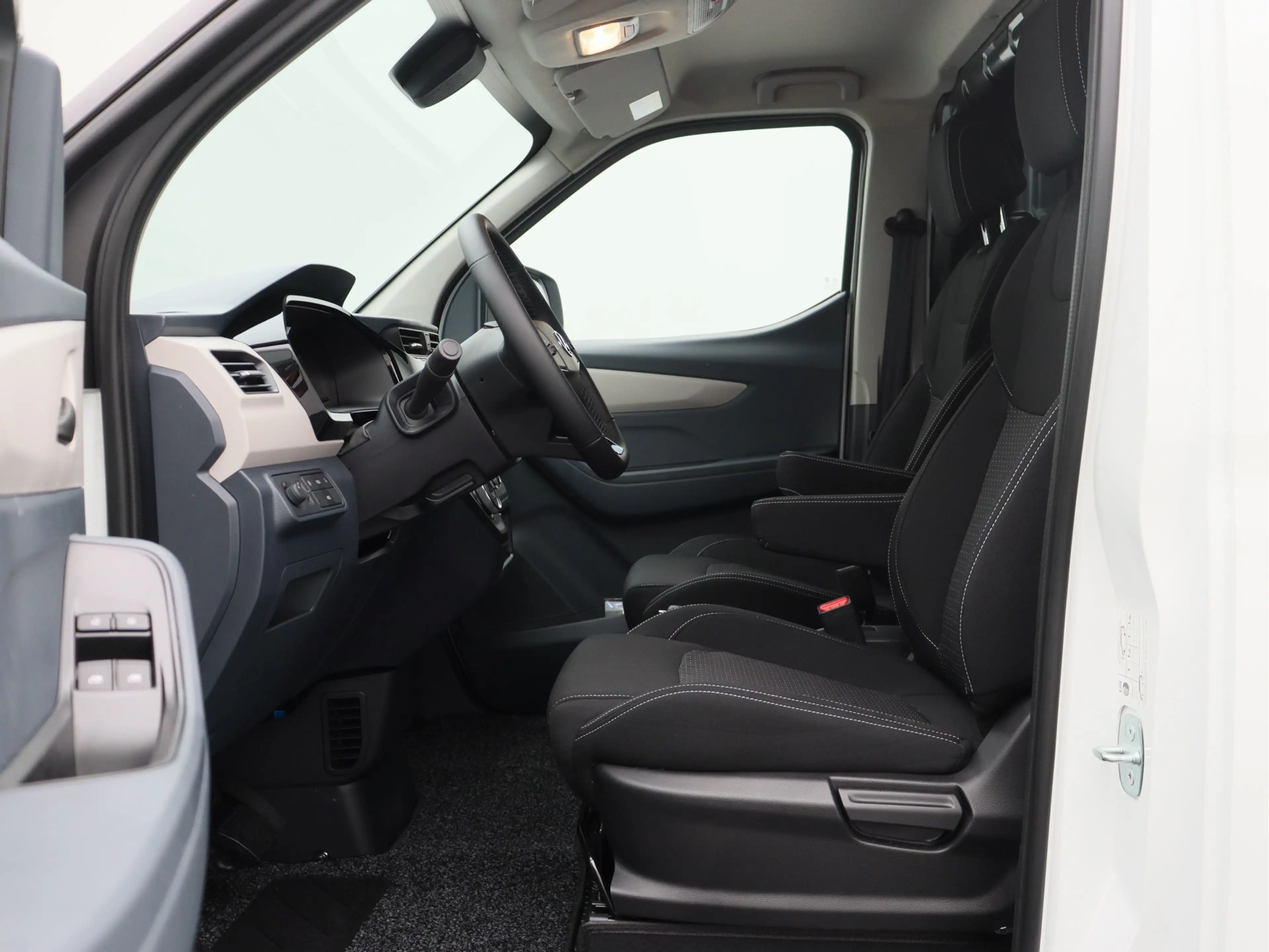 Maxus eDeliver 3 L1 50 kWh DEAL — photo 11