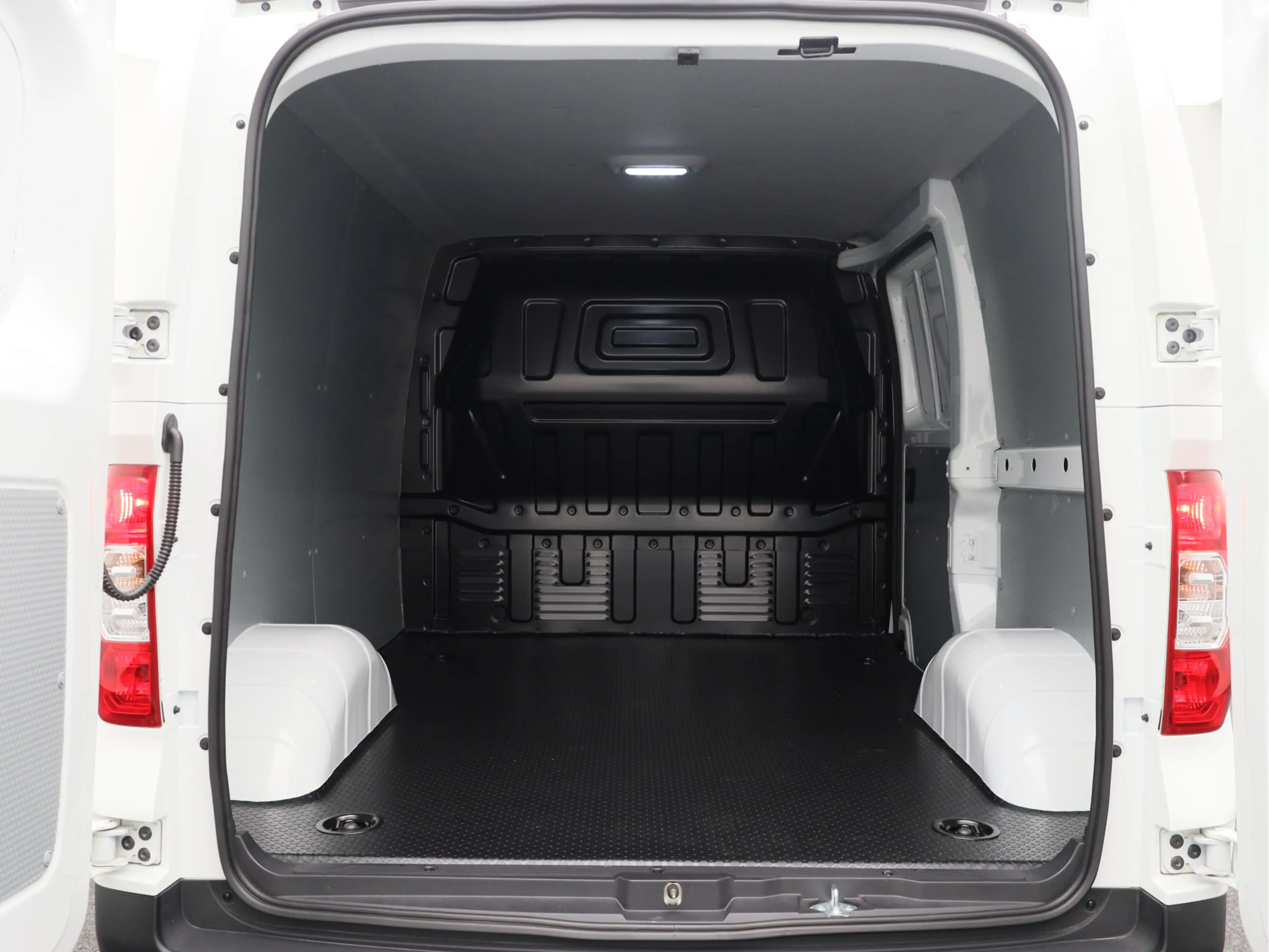 Maxus eDeliver 3 L1 50 kWh DEAL — photo 13