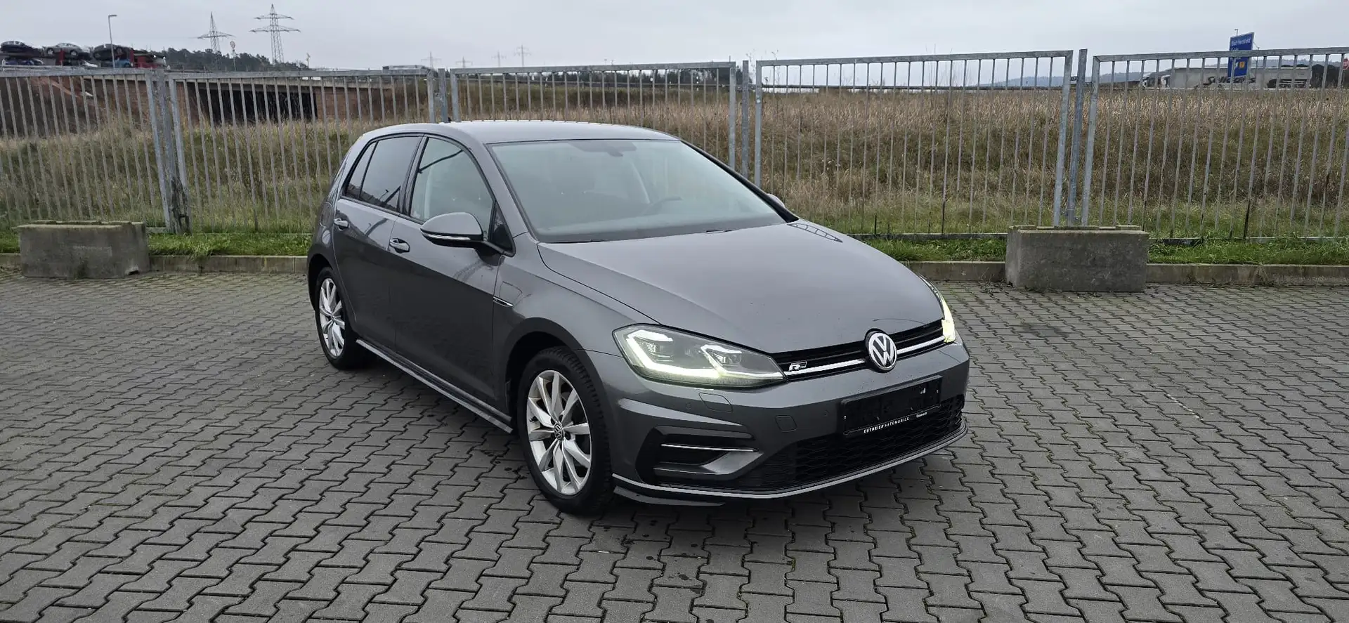 Volkswagen Golf 1.5 TSI R-Line DSG Navi Apps LED ACC Szary - 1