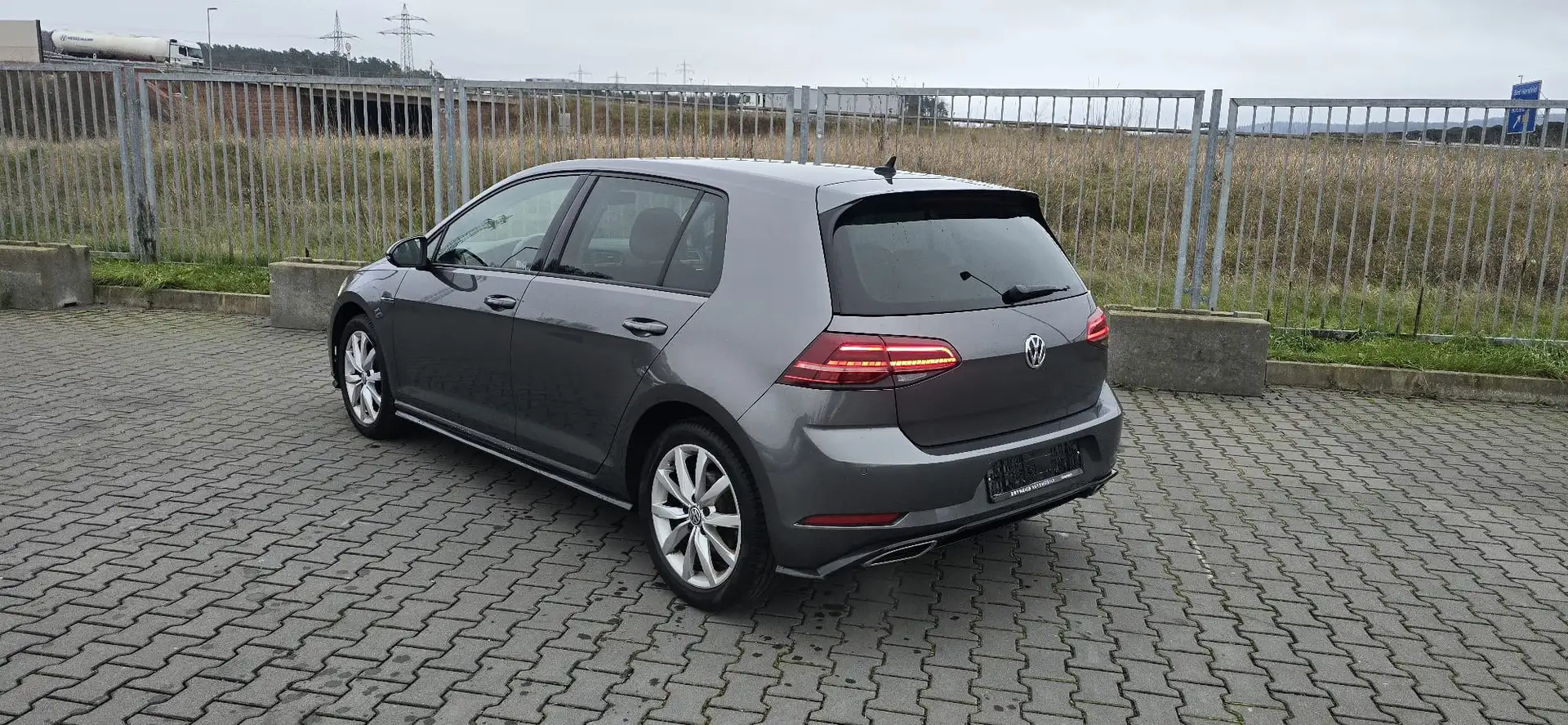 Volkswagen Golf 1.5 TSI R-Line DSG Navi Apps LED ACC Szary - 2