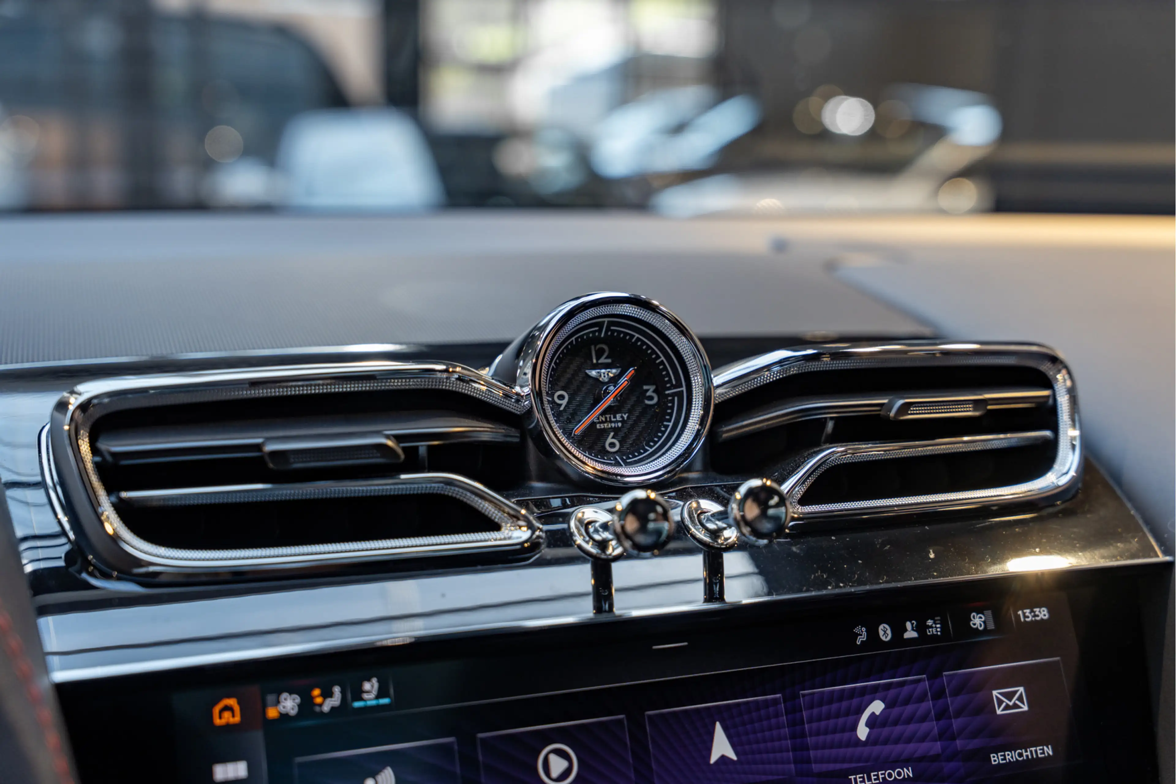 Bentley Bentayga Azure EWB Naim Entertainment Massage 4.0 V8 Azure — photo 41