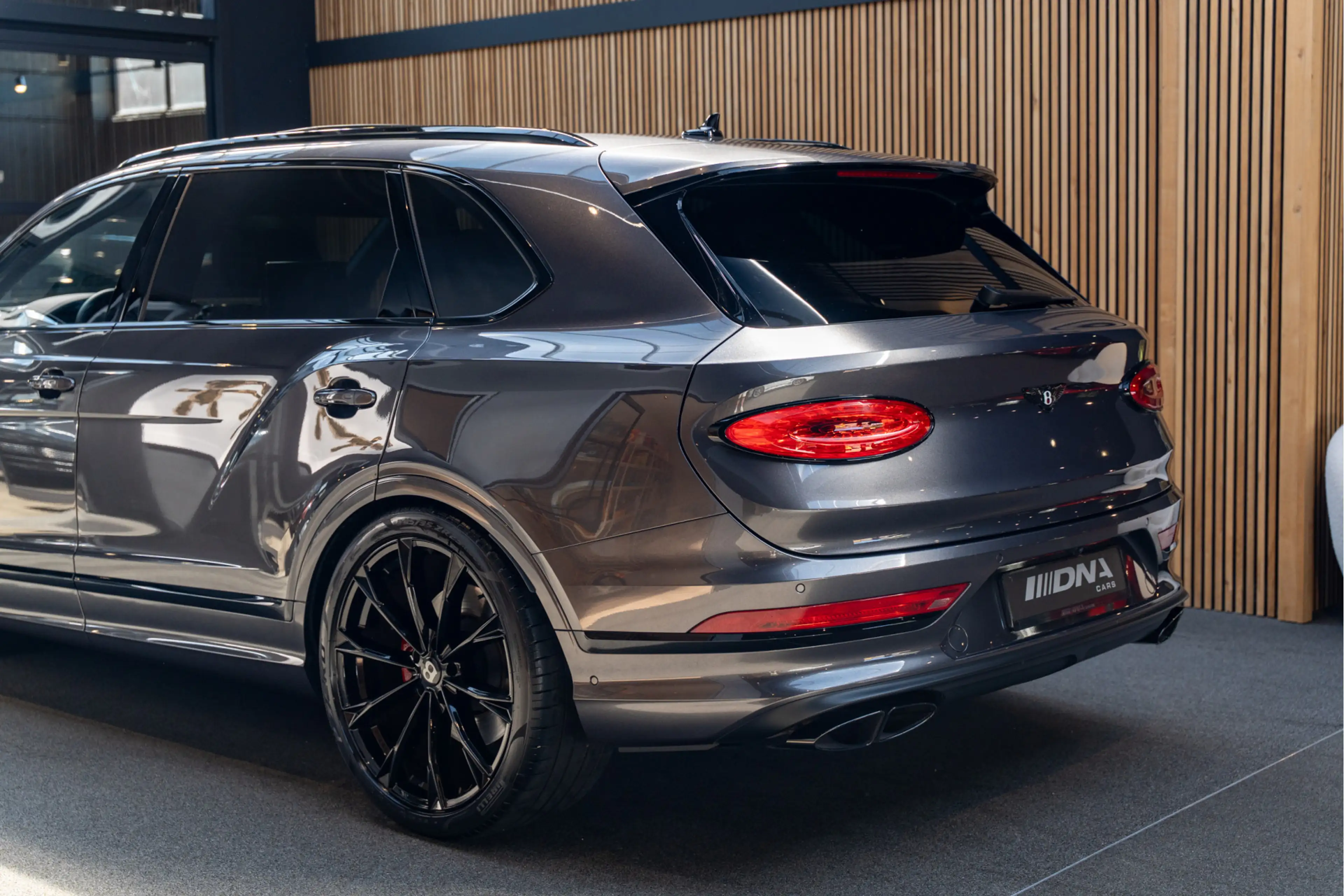 Bentley Bentayga Azure EWB Naim Entertainment Massage 4.0 V8 Azure — photo 10