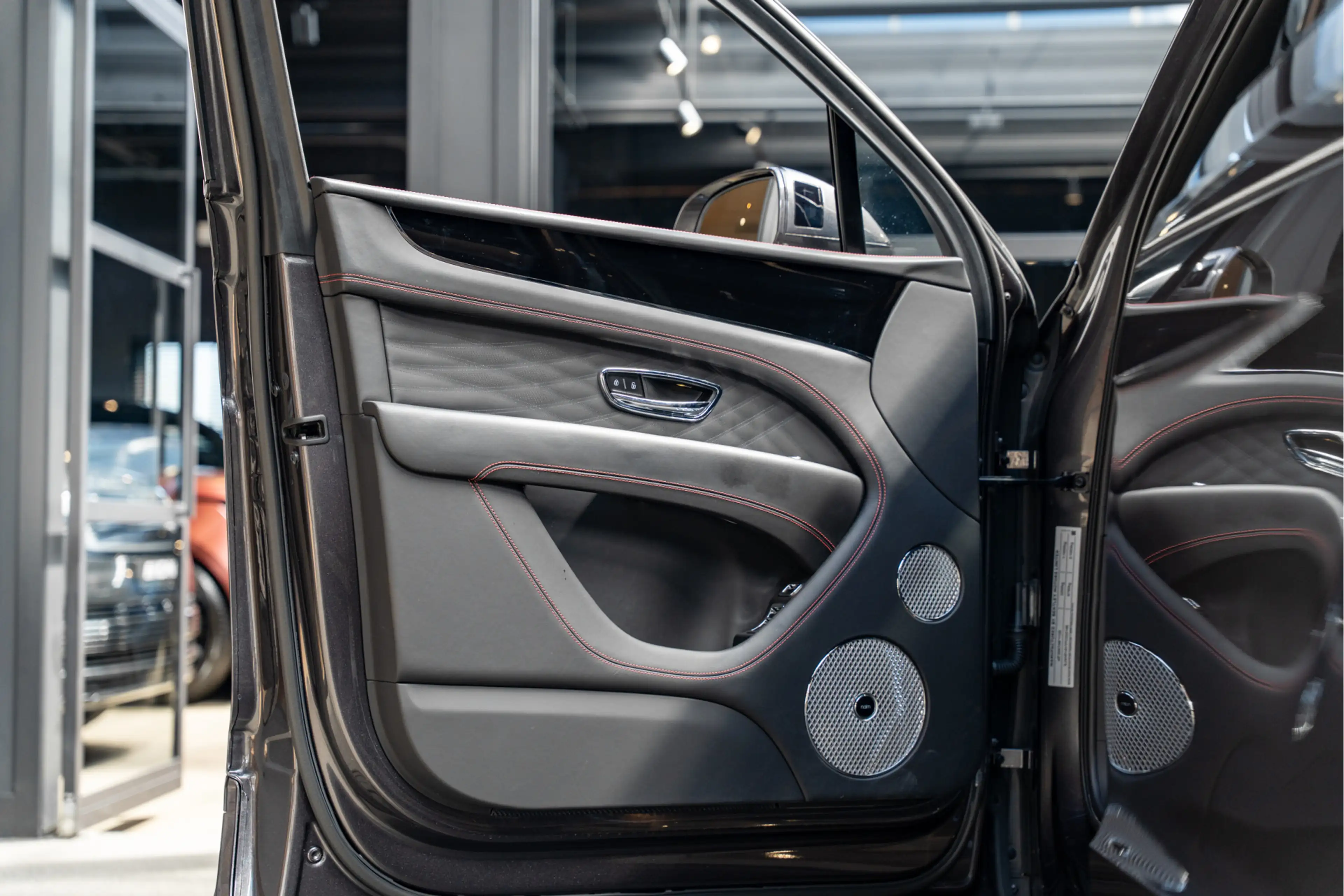 Bentley Bentayga Azure EWB Naim Entertainment Massage 4.0 V8 Azure — photo 25