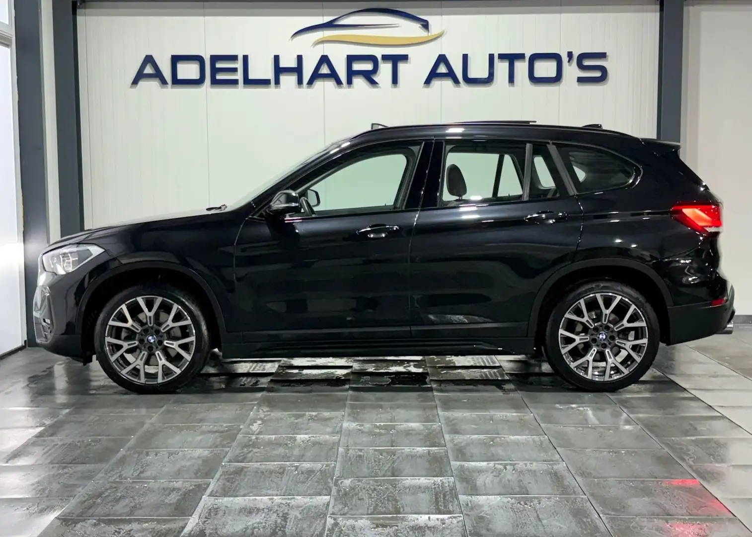 BMW X1 XDrive20i High Executive Automaat / Panorama dak / Noir - 2
