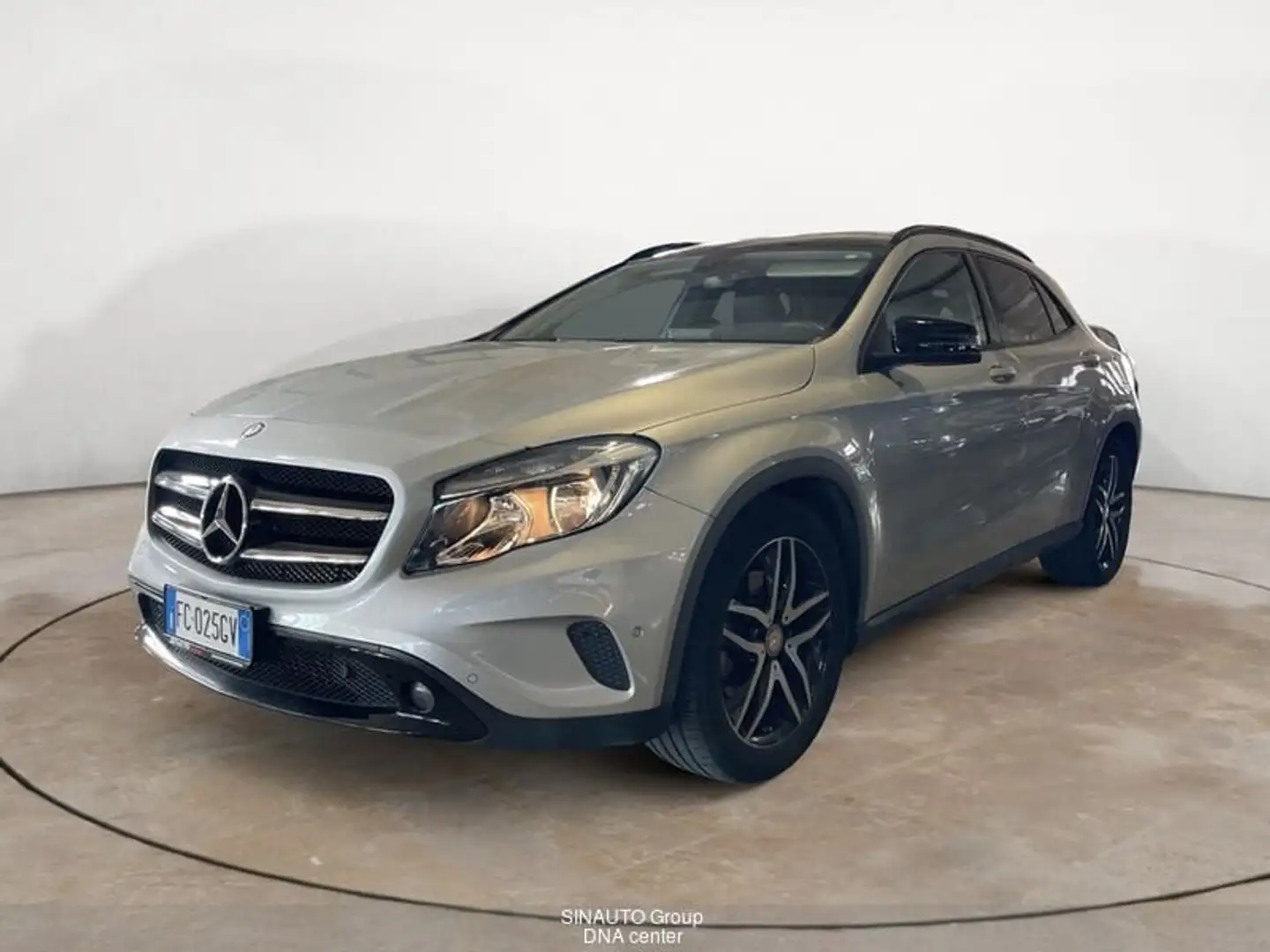 Mercedes-Benz GLA 250 GLA 250 Sport Stříbrná - 1