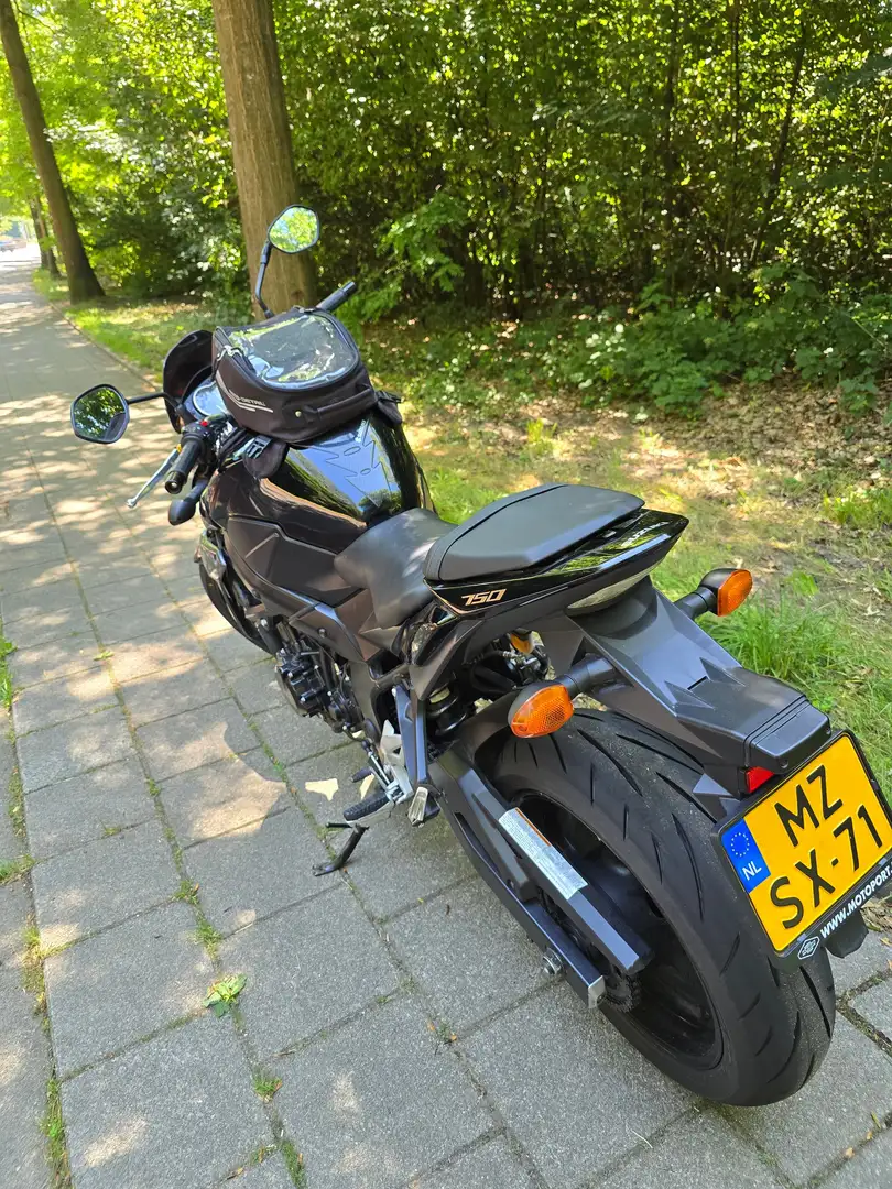 Suzuki GSR 750 Naked Zwart - 2