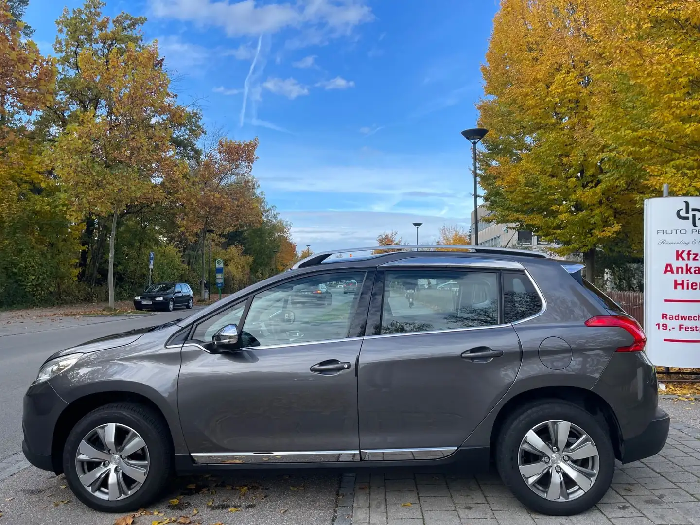 Peugeot 2008 Allure Grau - 2