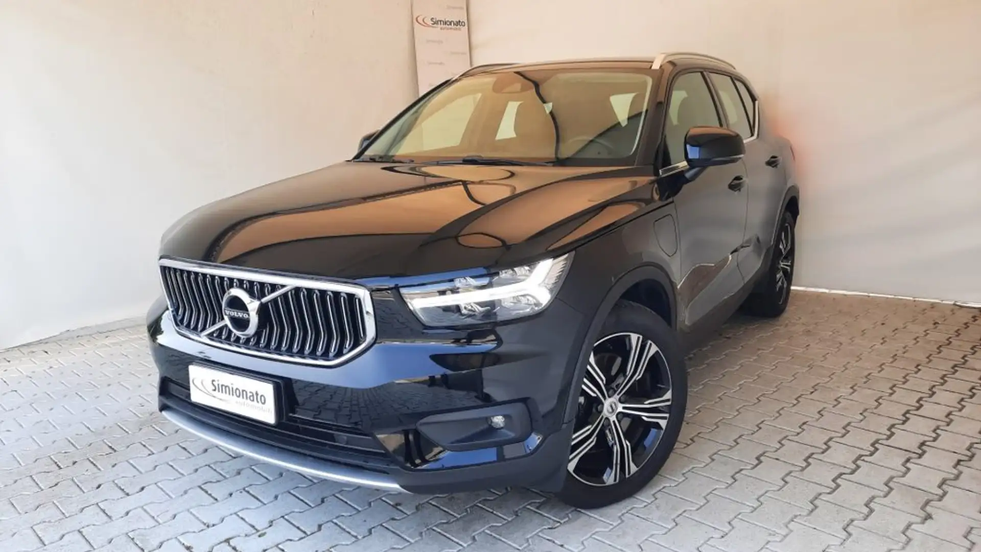 Volvo XC40 T4 Recharge Plug-in Hybrid Inscription Nero - 1