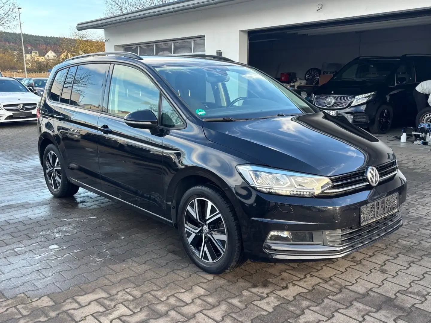 Volkswagen Touran 1.5 TSI Highline DSG 7 Sitze LED AHK Schwarz - 1