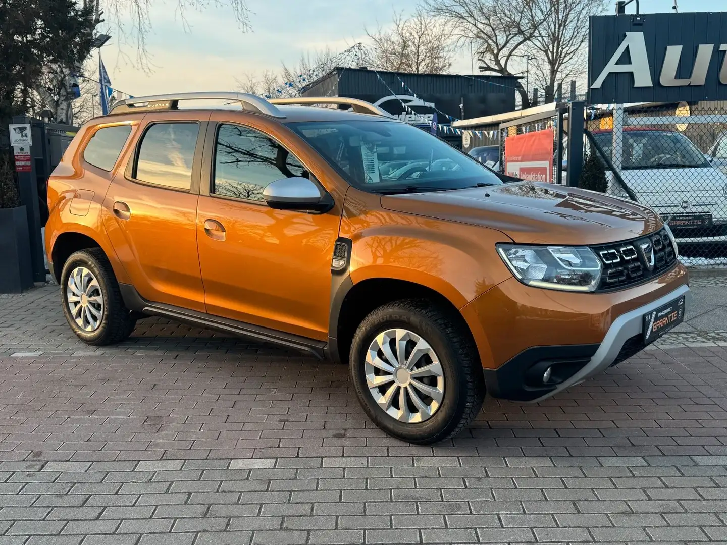 Dacia Duster II Comfort 1.6*Navi*Klima*AHK*Temp.*1.HD* Orange - 1
