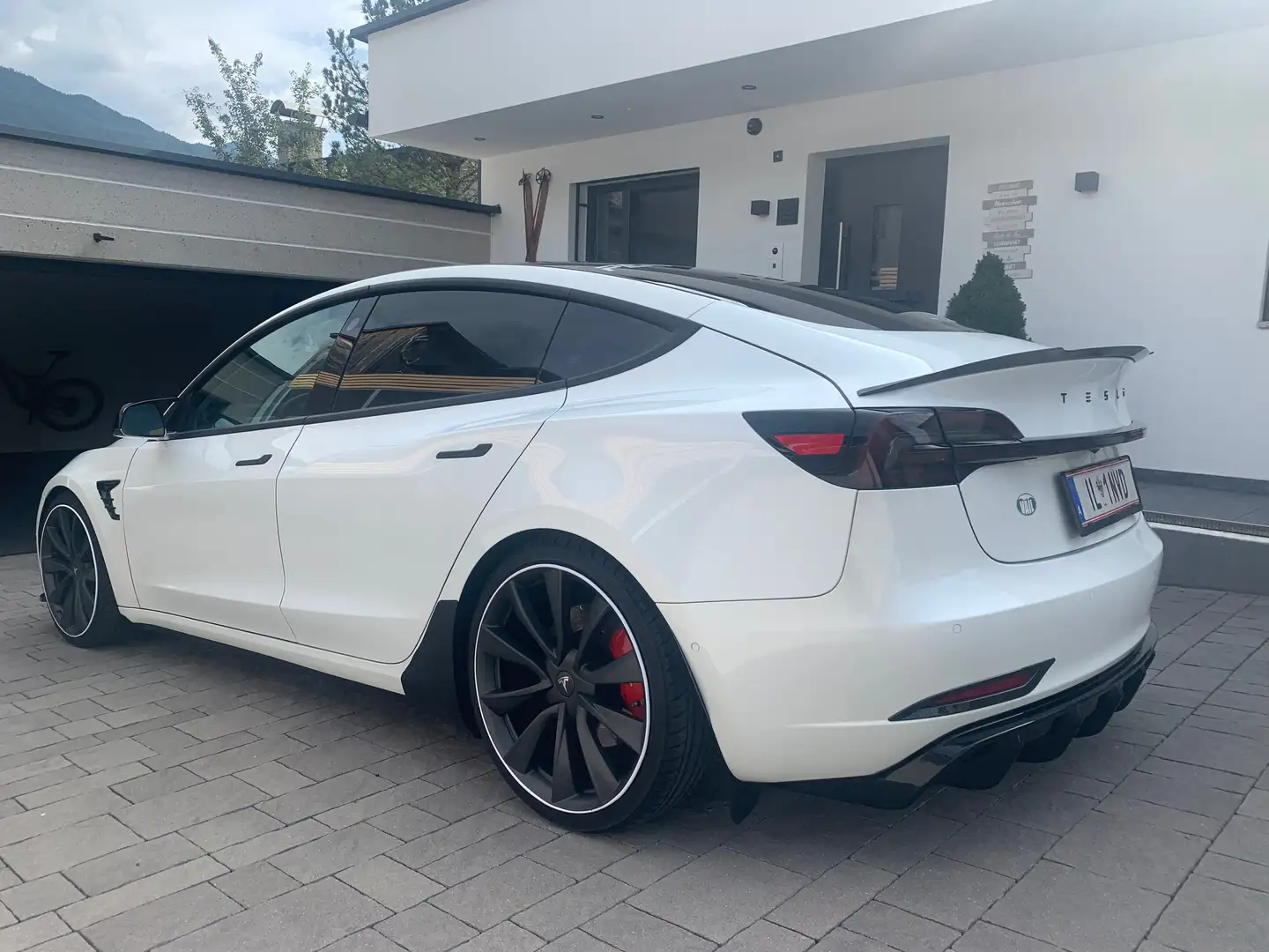 Tesla Model 3 Performance Weiß - 1
