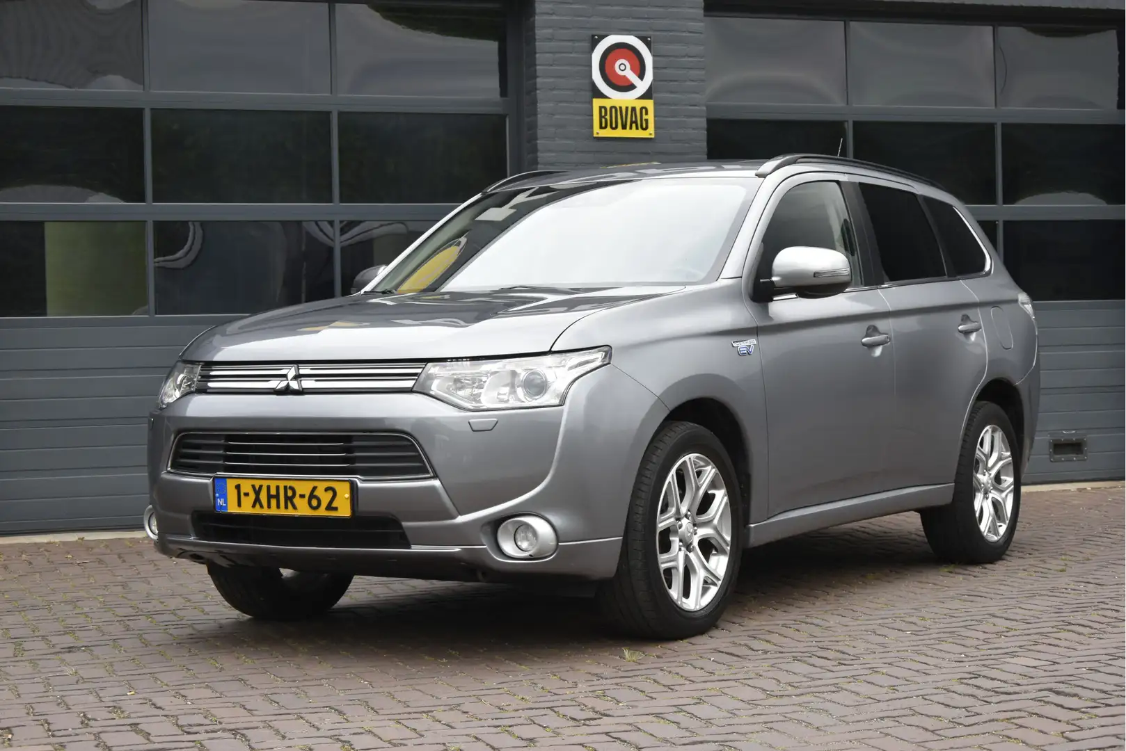 Mitsubishi Outlander 2.0 PHEV Instyle+ Grijs - 2
