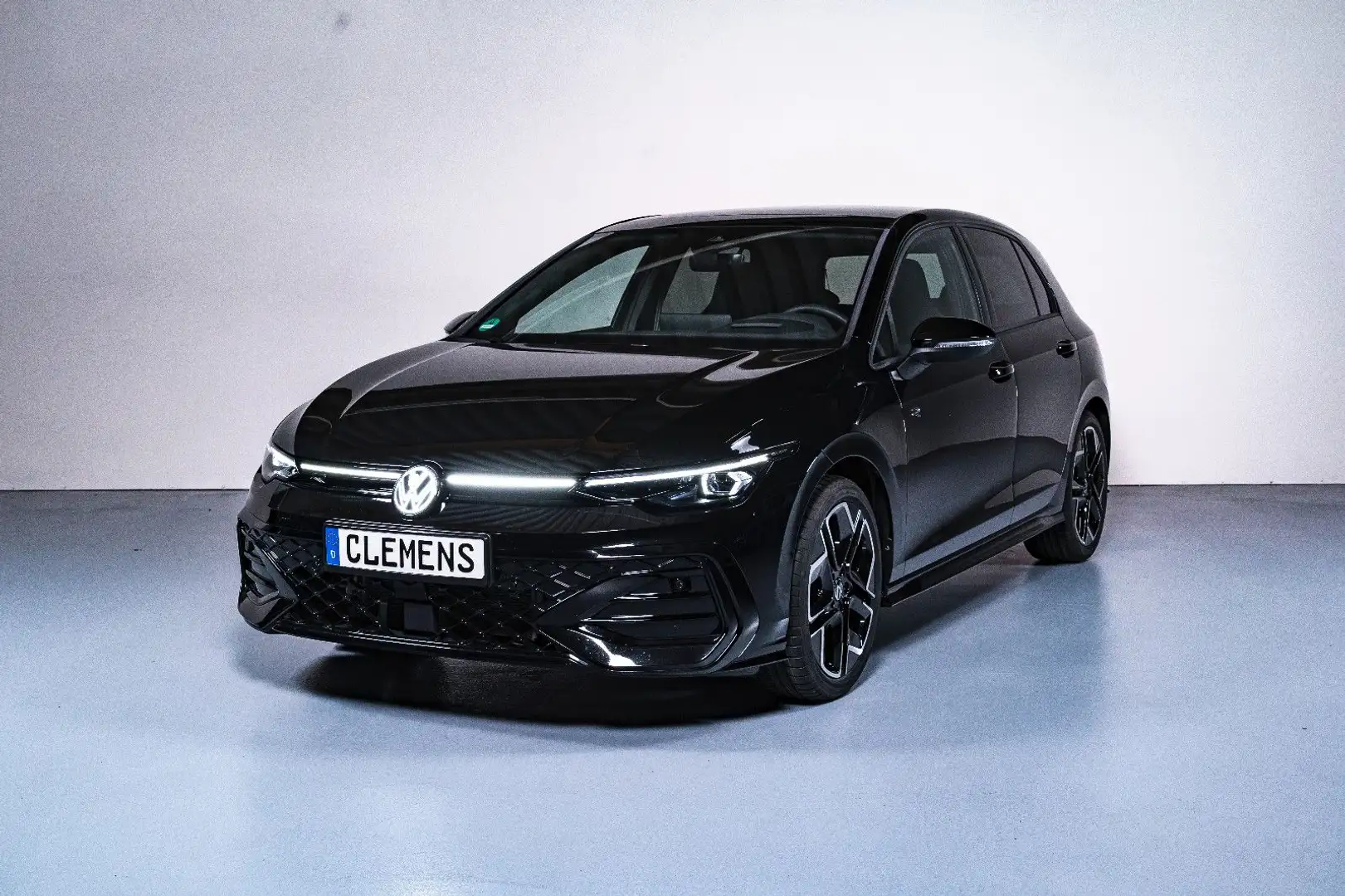 Volkswagen Golf VIII Lim. 1.5 eTSI 110 kW R-Line Noir - 1