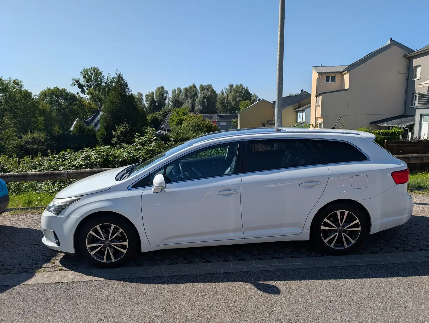 Toyota Avensis SW 124 D-4D SkyView Limited Edition - 2