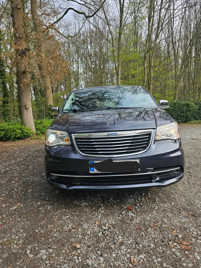 Chrysler Town & Country - 2