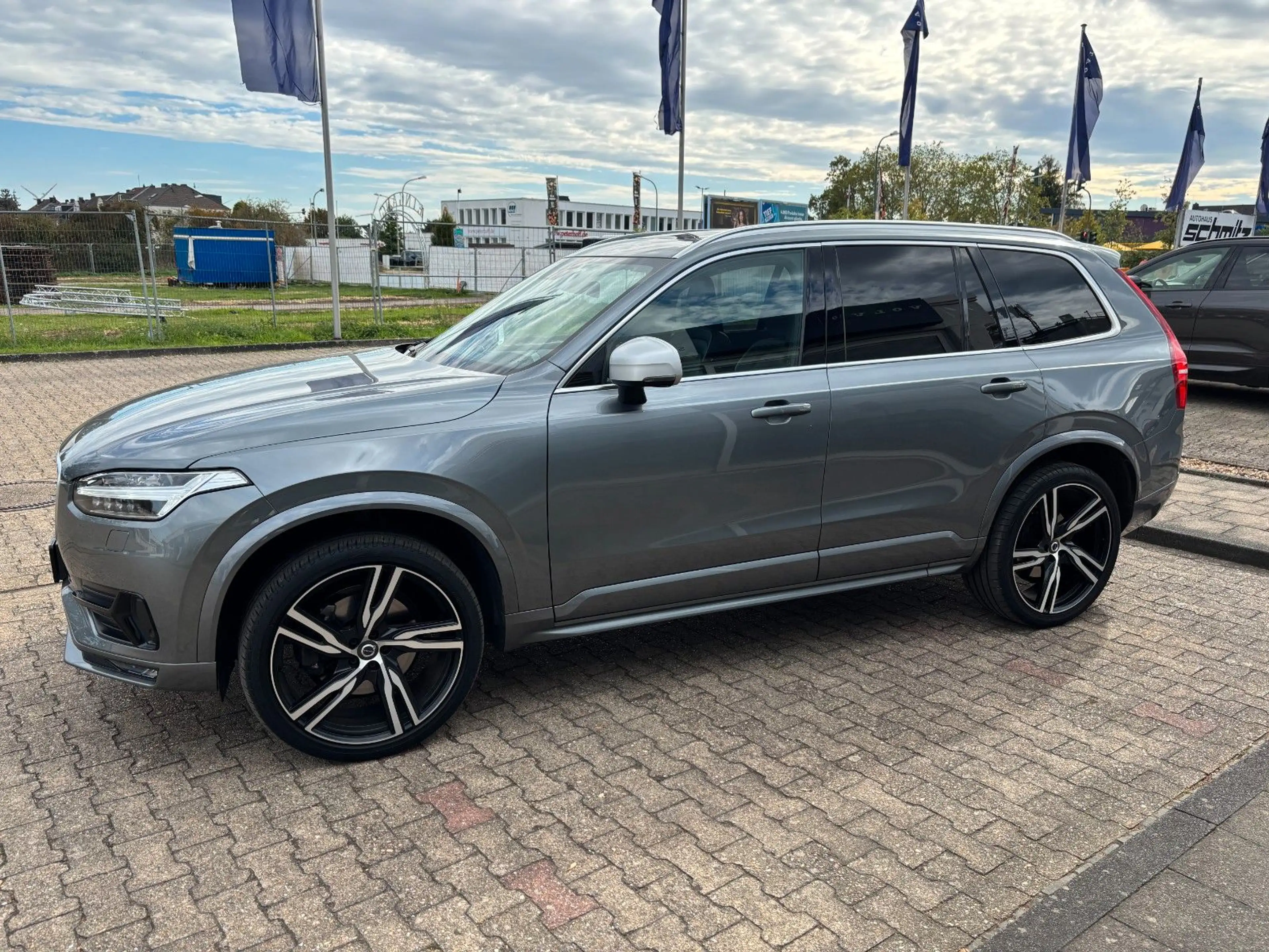 Volvo XC90 R Design 7-Sitze Pano. Bowers. AHK. Luftf. — photo 5