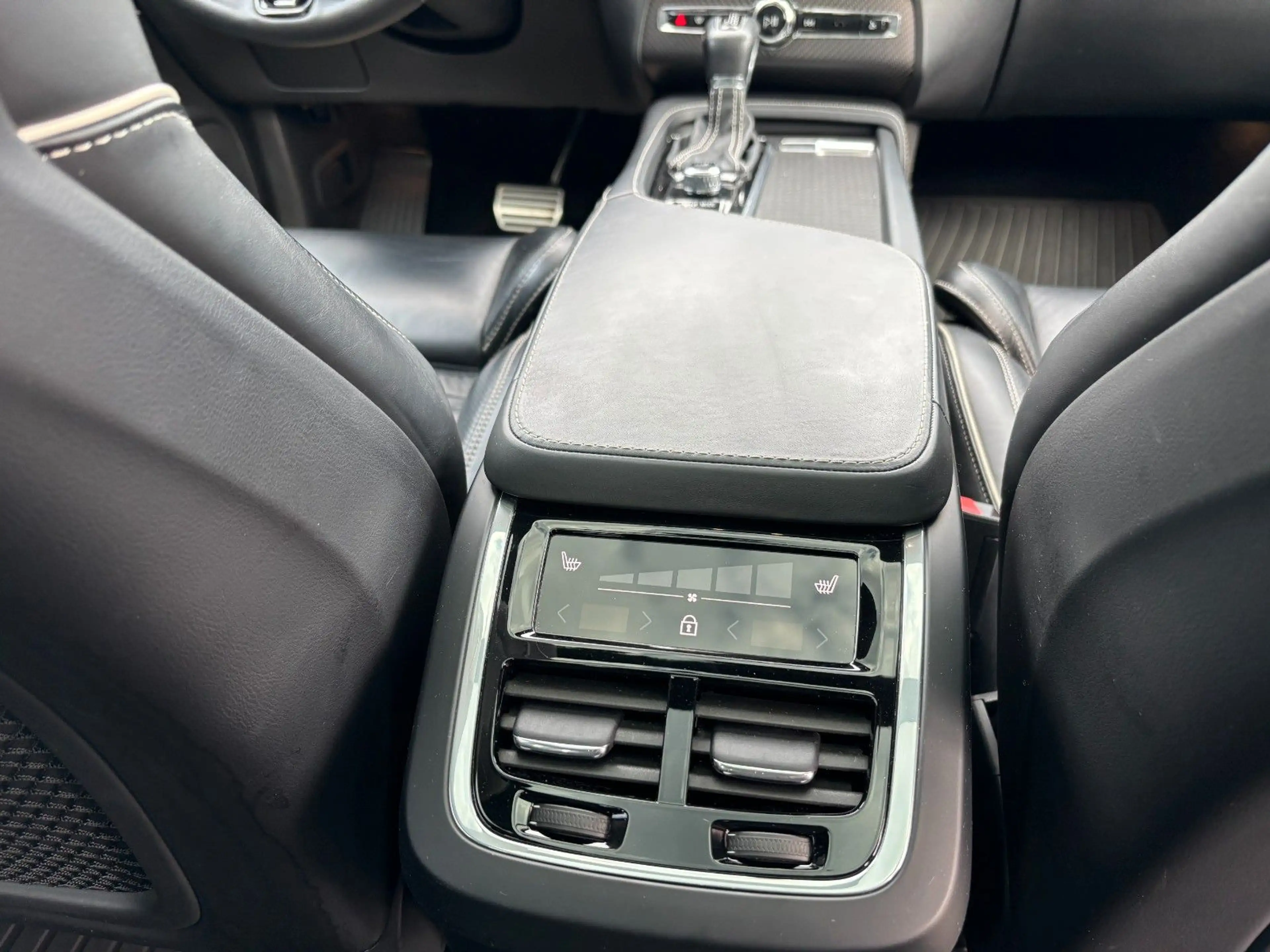 Volvo XC90 R Design 7-Sitze Pano. Bowers. AHK. Luftf. — photo 11