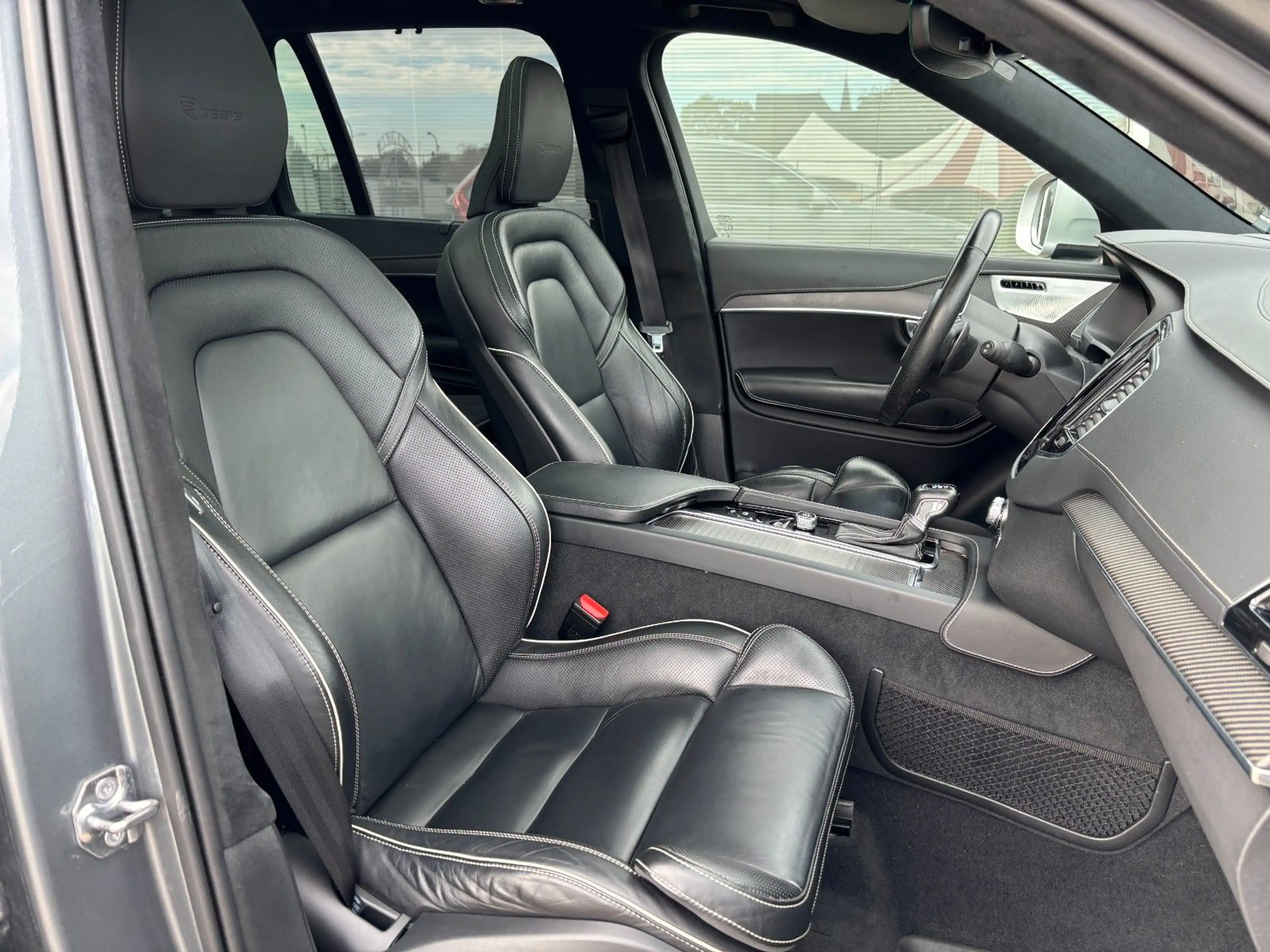 Volvo XC90 R Design 7-Sitze Pano. Bowers. AHK. Luftf. — photo 9