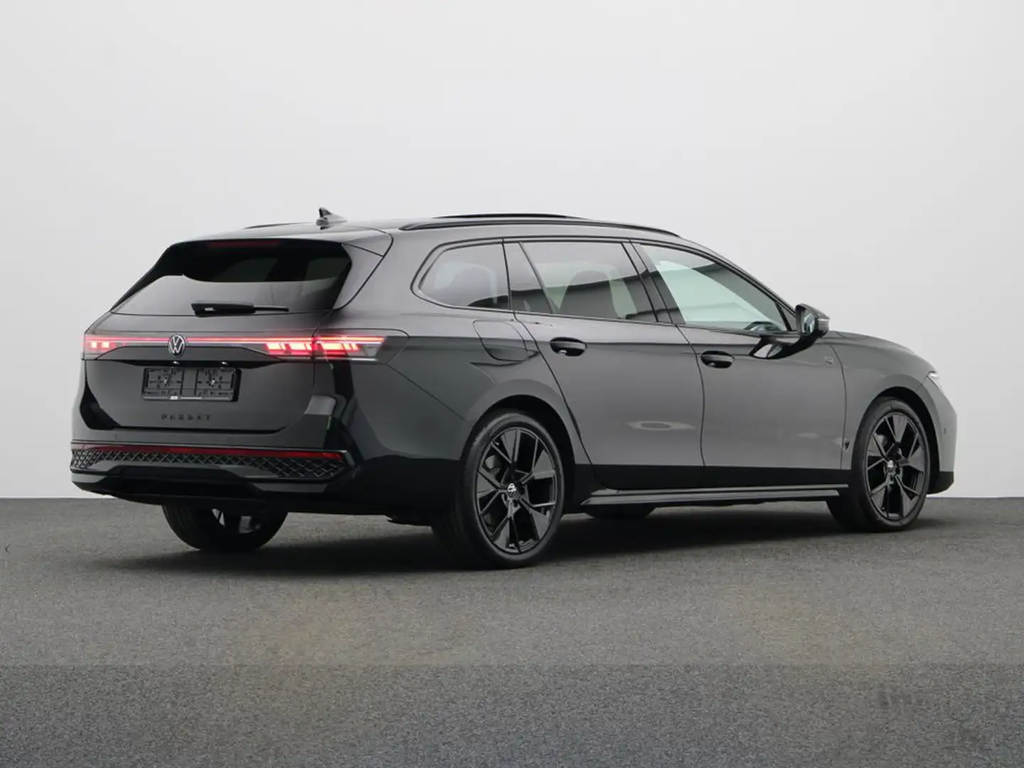 Volkswagen Passat Variant R-LINE 2.0 TDI 150 PK DSG AUTOMAAT Noir - 2