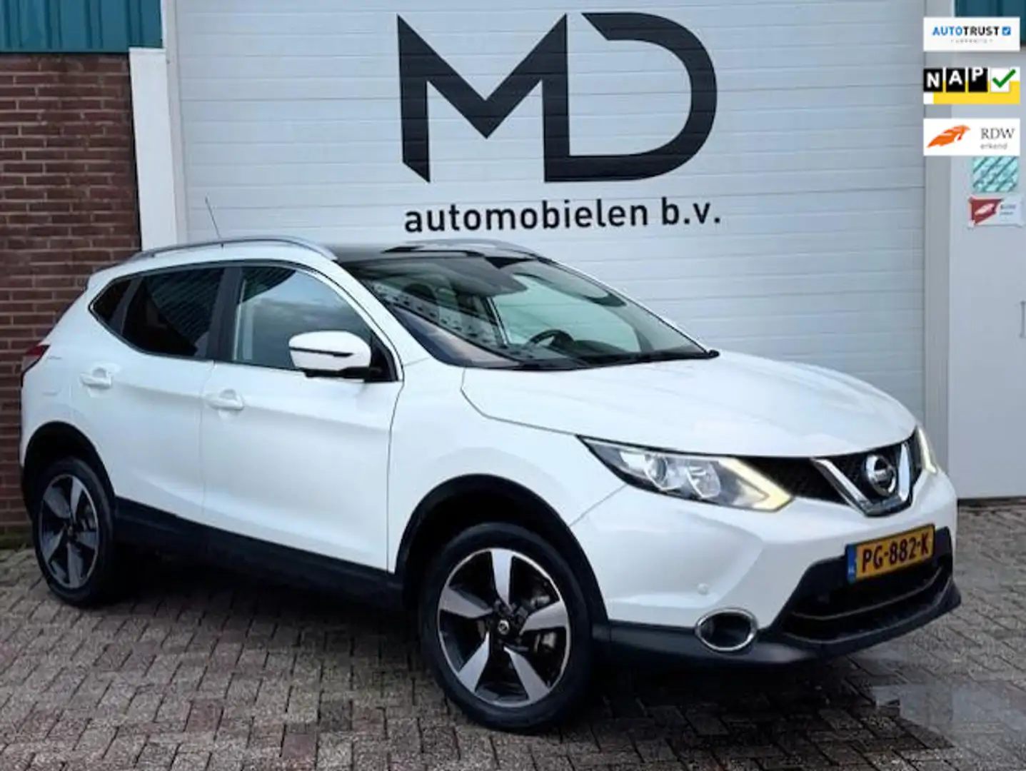 Nissan Qashqai 1.2 N-Connecta / Panorama dak / 360 camera Wit - 1