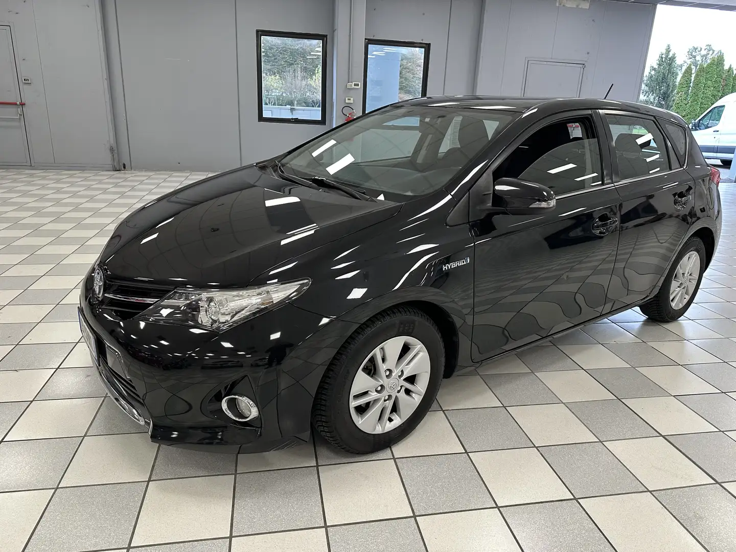 Toyota Auris 5p 1.8h Lounge Schwarz - 2