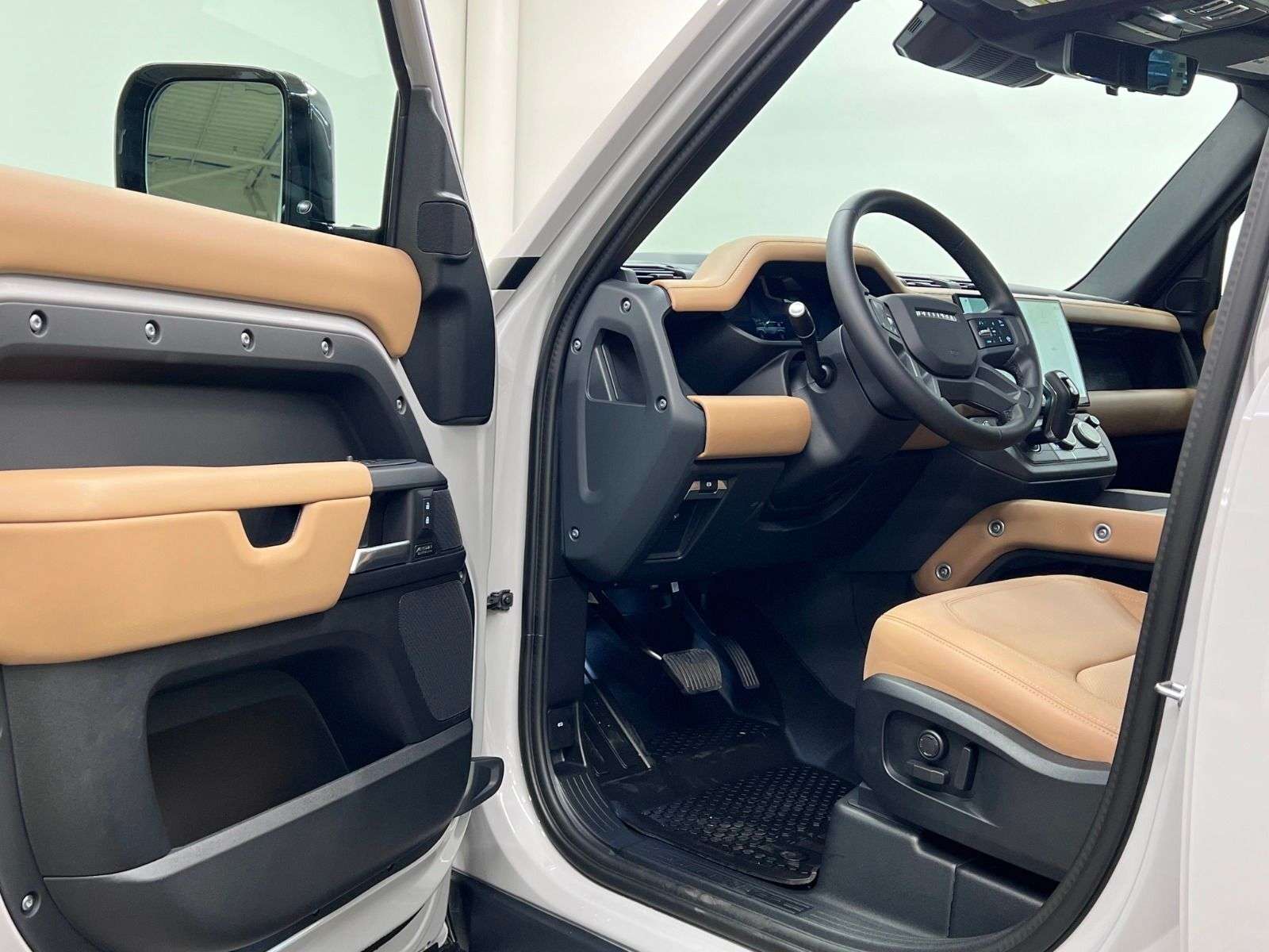 2026 Land Rover Defender 110 P500 V8 X-DYNAMIC SE alt 4