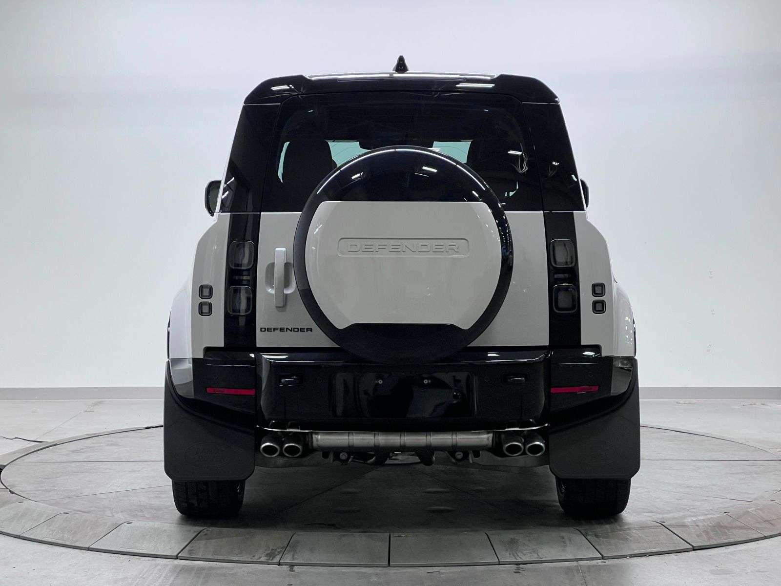 2026 Land Rover Defender 110 P500 V8 X-DYNAMIC SE thumb 6